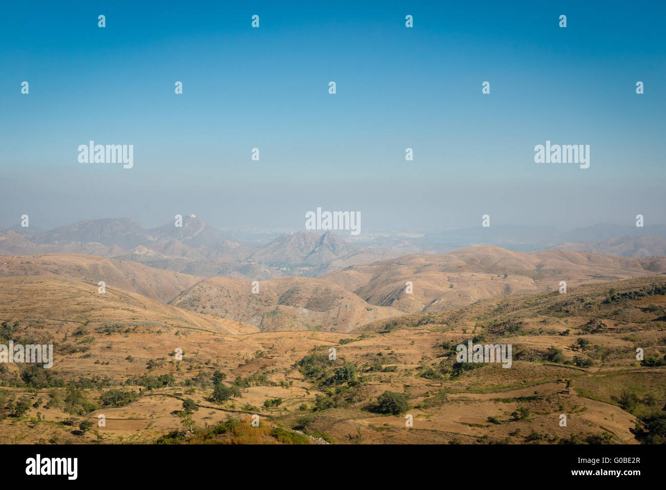 Vue sur montagnes Aravalli autour de Udaipur Banque D'Images