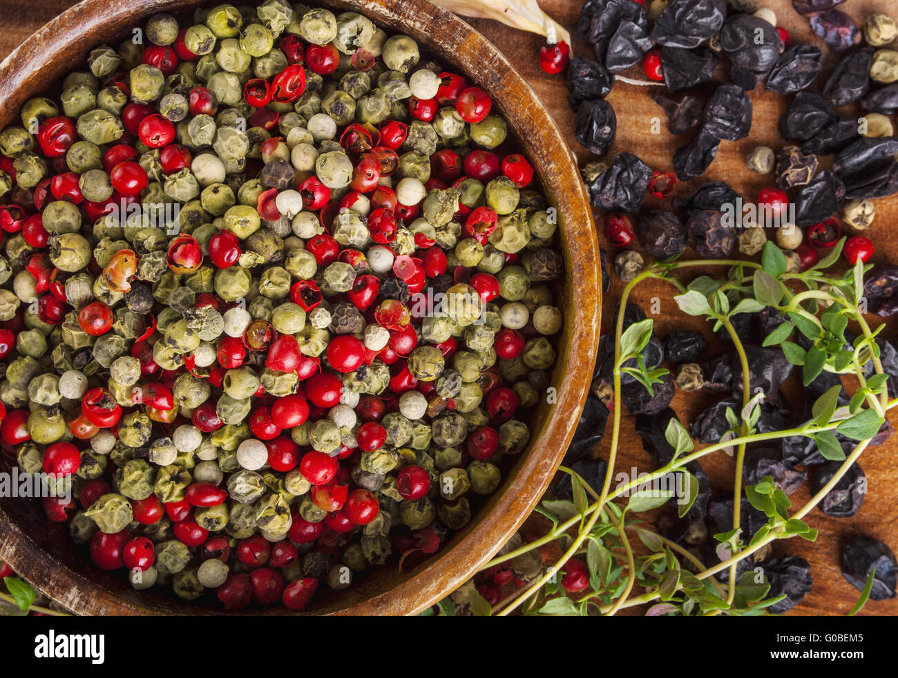 Mélange de poivre dans un bol en bois, d'herbes et épices Banque D'Images