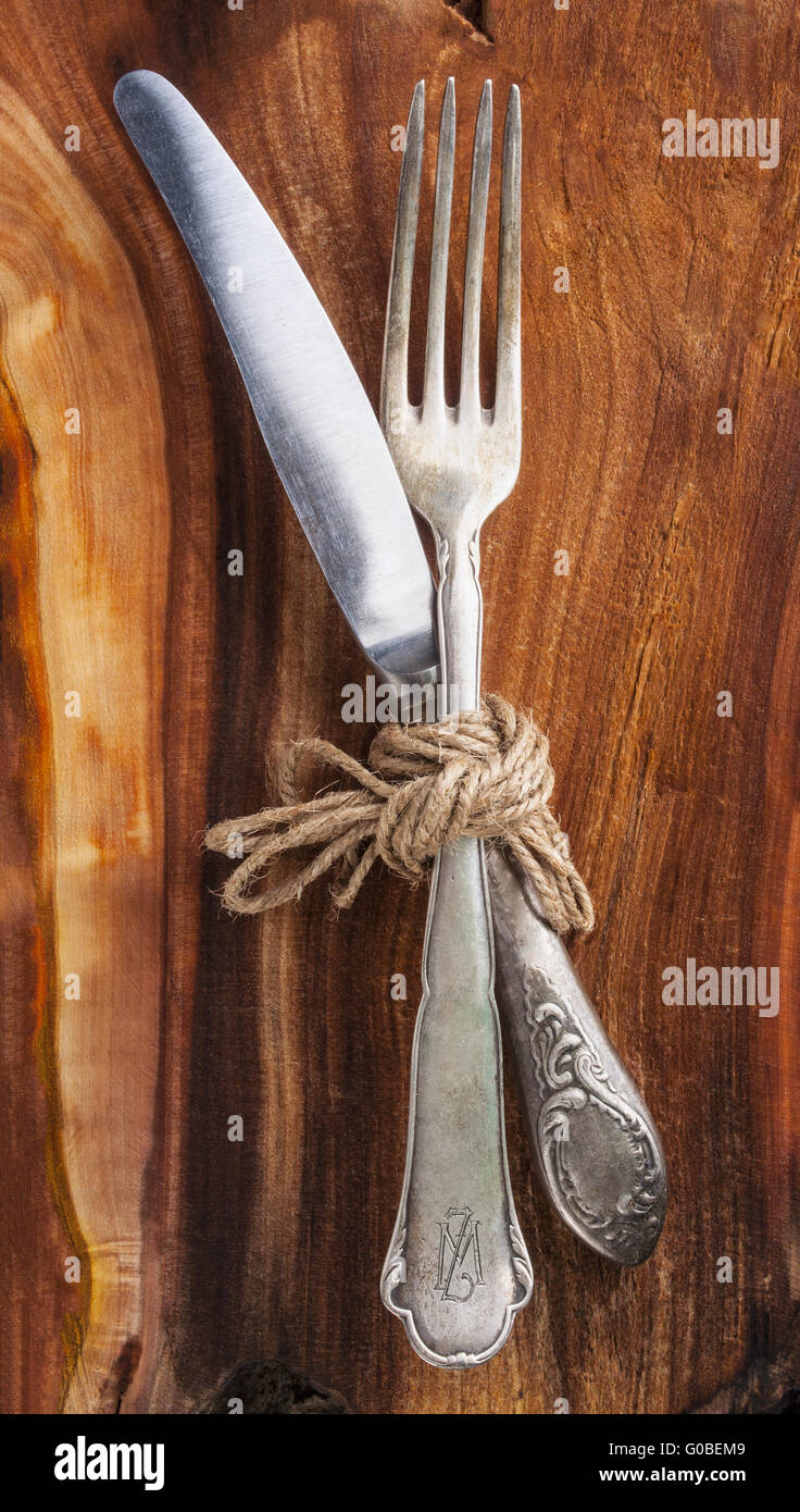 Ancienne fourchette et couteau sur fond de bois Banque D'Images