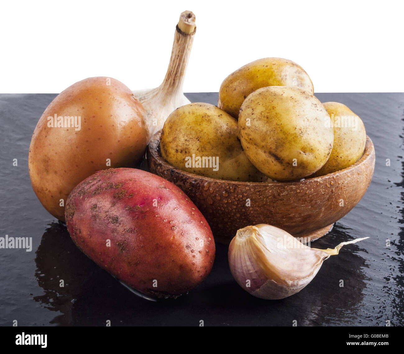 Les pommes de terre crues dans un bol sur la table en pierre Banque D'Images