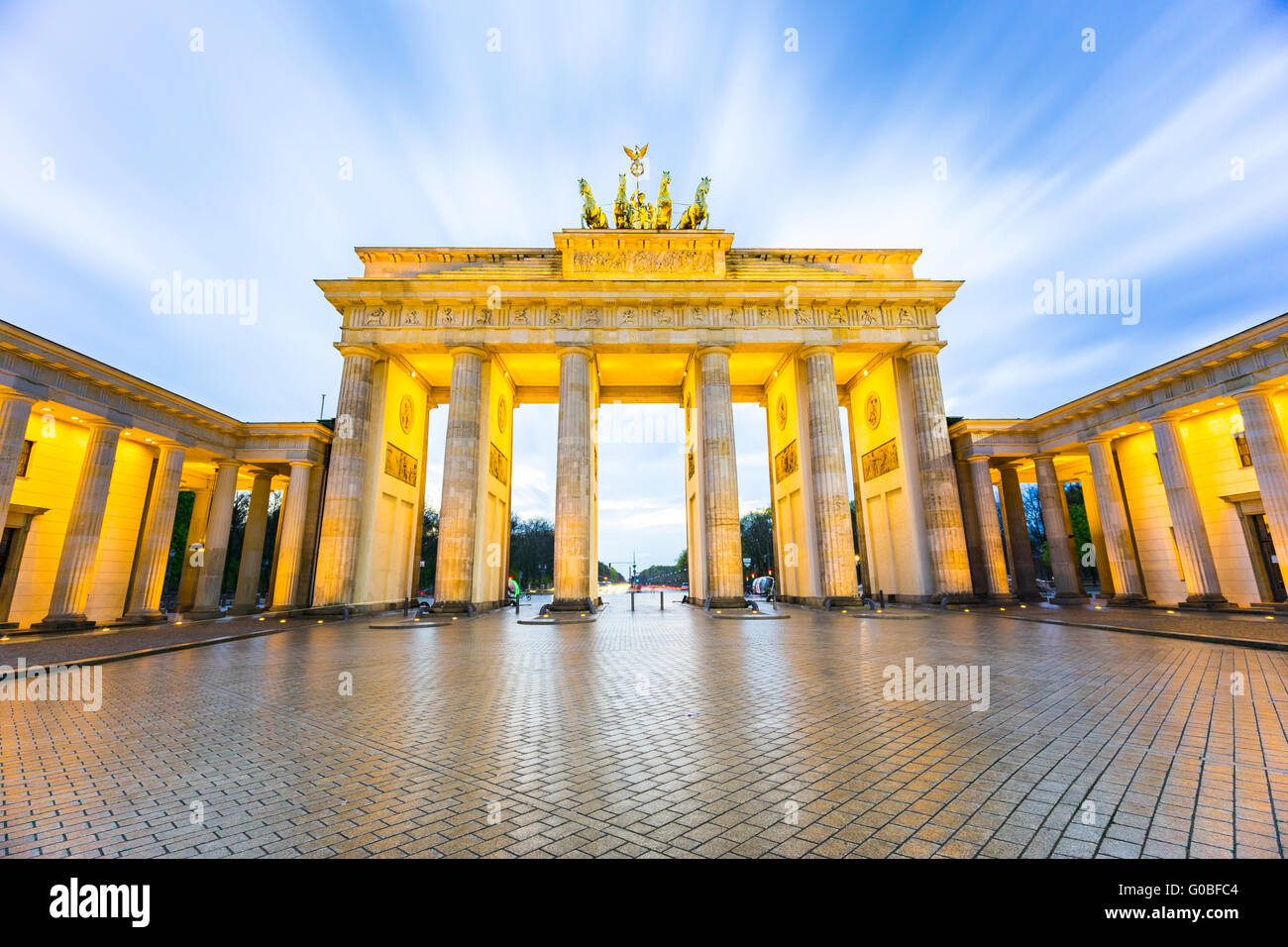Brandenburger Tor (Porte de Brandebourg) à Berlin Allemagne la nuit Photo  Stock - Alamy