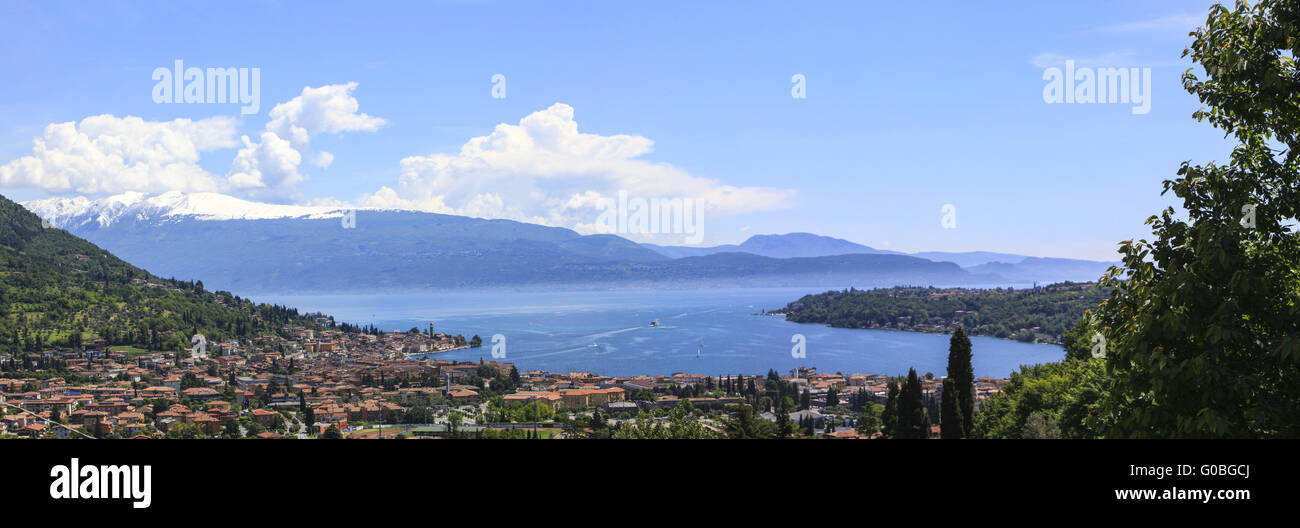 Vue sur le lac de Garde et la ville de San Felice del Banque D'Images