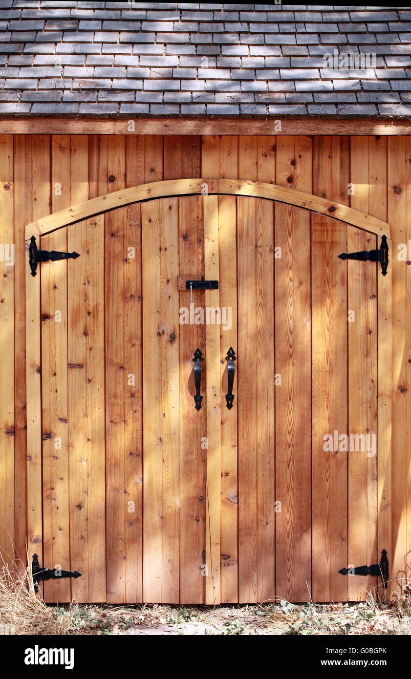 Fermeture portes de la protection du bois de cèdre à l'extérieur à l'ombre  Photo Stock - Alamy