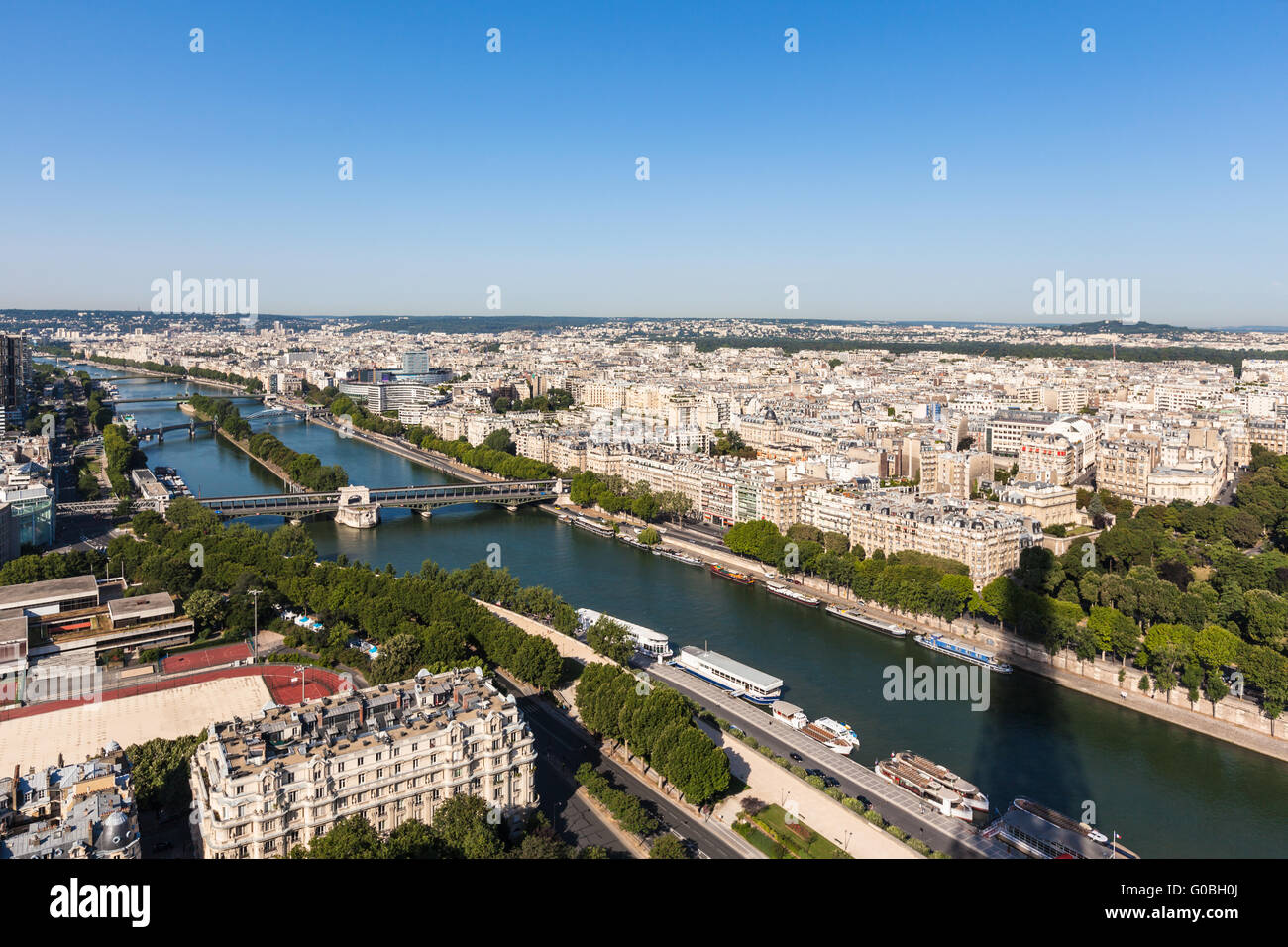 Ville de Paris avec vue aérienne de la tour Eiffel - la Seine et les bâtiments résidentiels dans le soleil du matin Banque D'Images