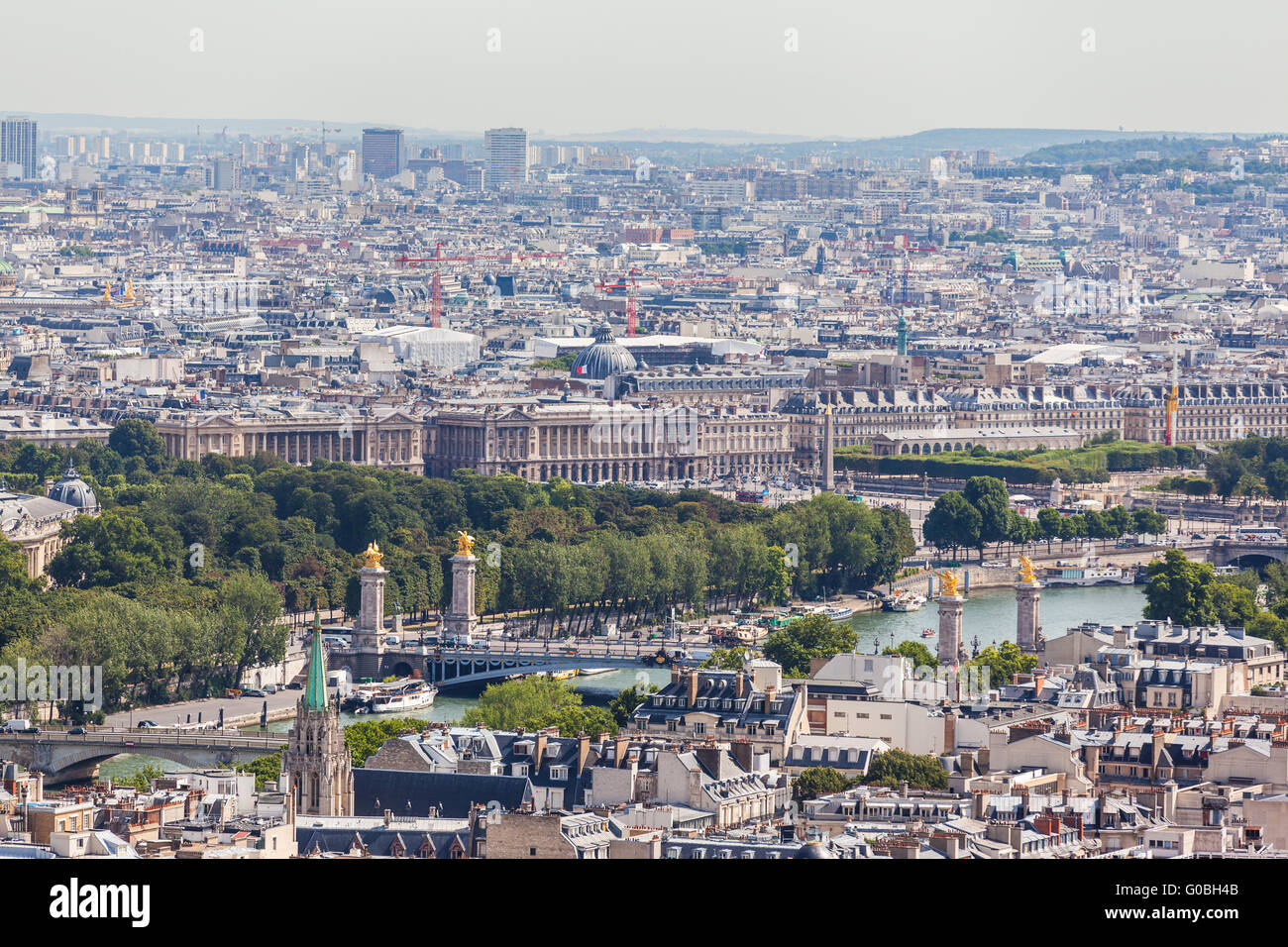 Ville de Paris avec vue aérienne de la tour Eiffel - la Seine et le pont de Pont Alexandre III dans le soleil du matin Banque D'Images
