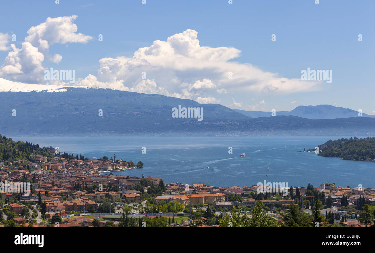 Vue sur le lac de Garde et la ville de San Felice del Banque D'Images