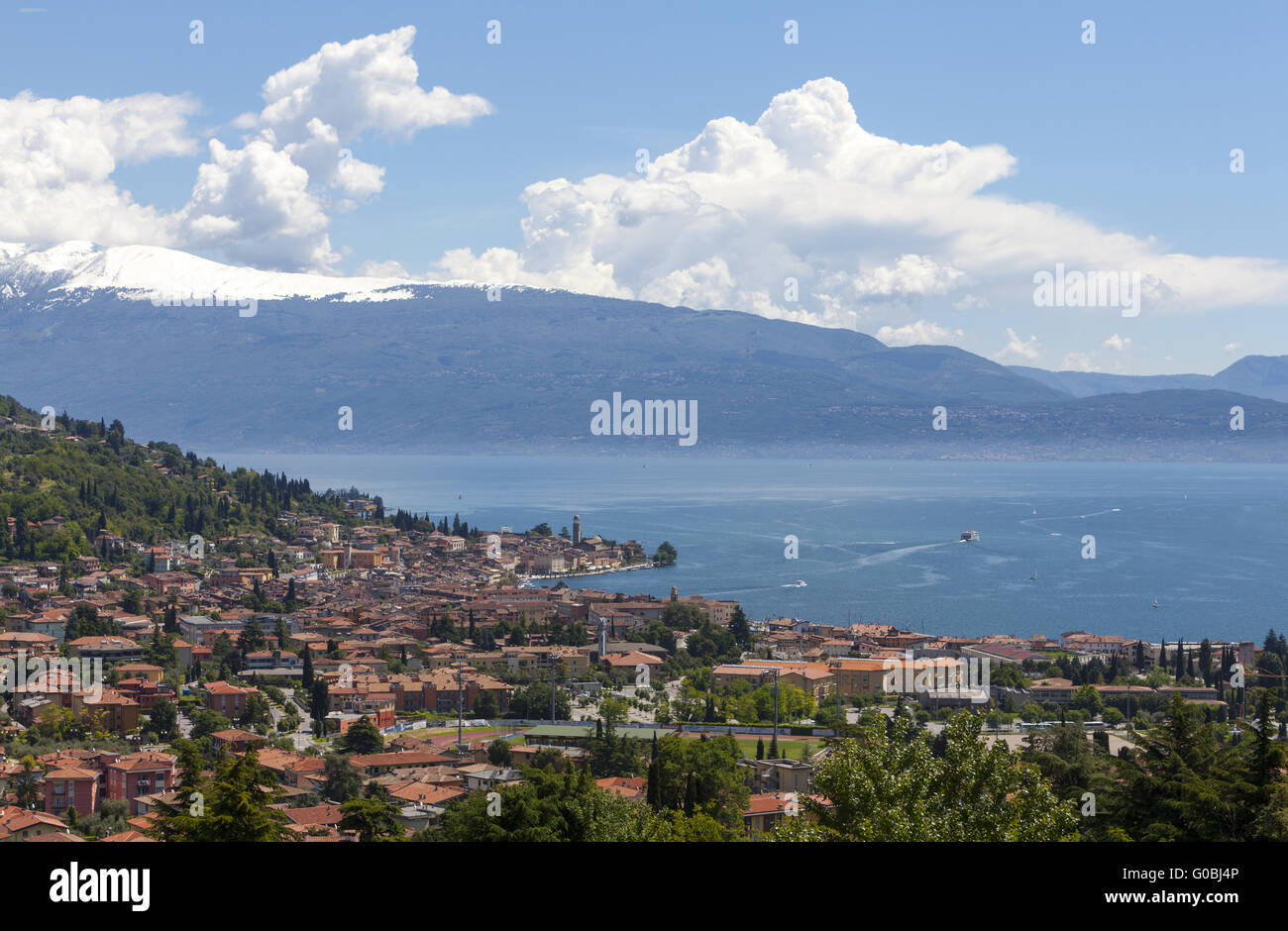 Vue sur le lac de Garde et la ville de San Felice del Banque D'Images