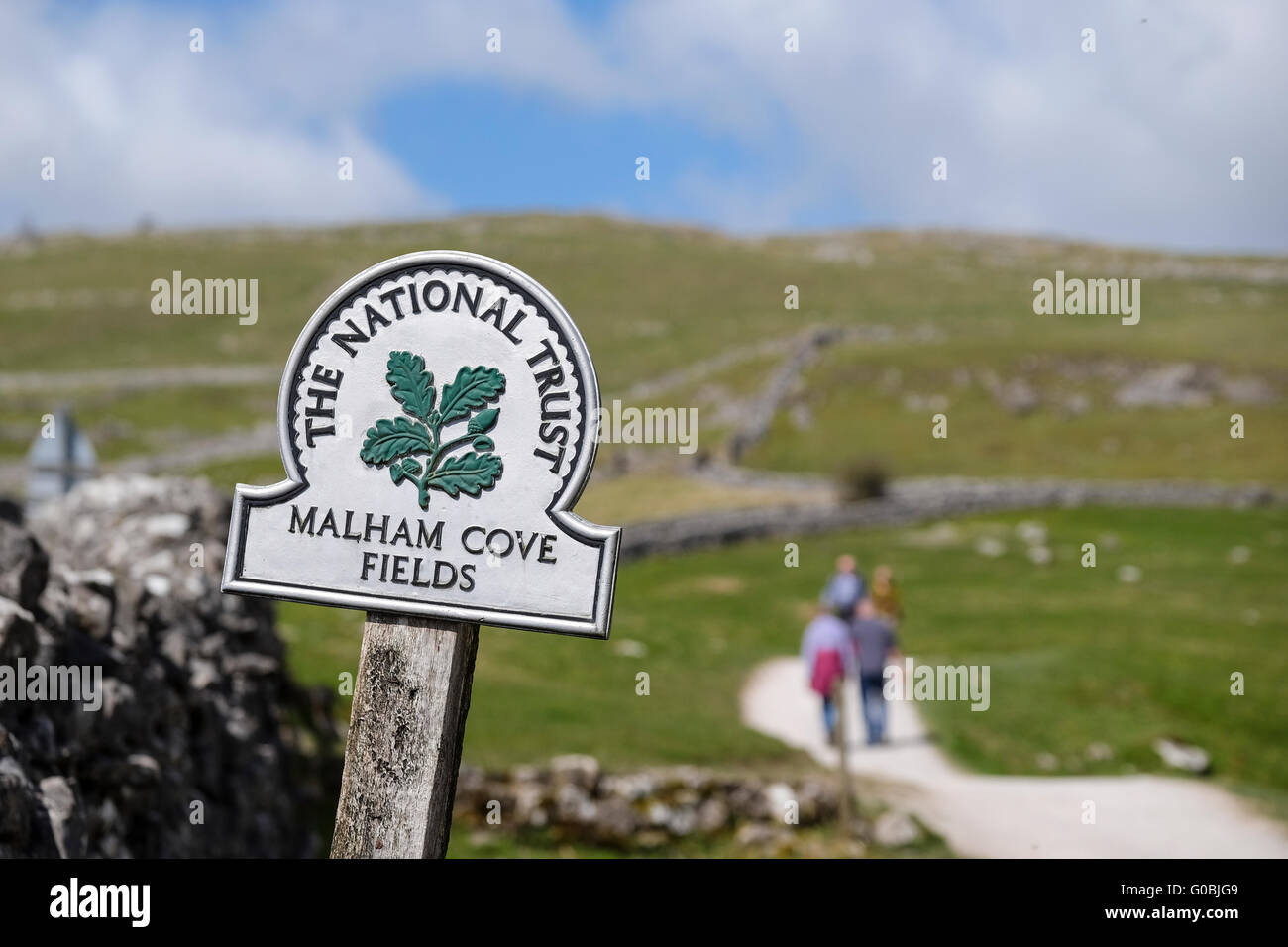Une fiducie nationale panneau pour Malham Cove Champs dans le Yorkshire Dales Banque D'Images