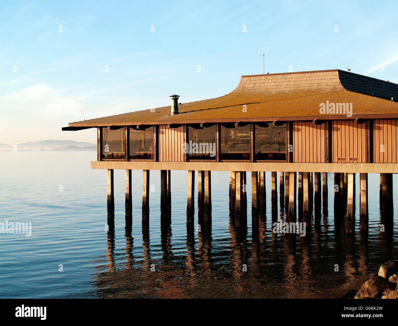 Restaurant sur pilotis côté baie à marée basse Banque D'Images