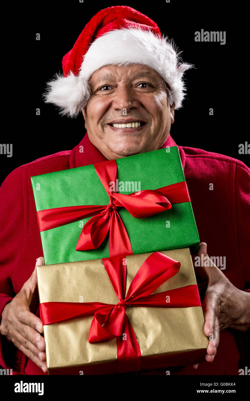 Jolly homme retraité en rouge avec deux cadeaux emballés Banque D'Images