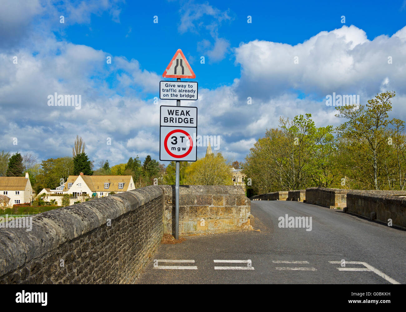 Inscription - Faible pont - le vieux pont sur la rivière Nene, Wansford, Cambridgeshire, Angleterre, Royaume-Uni Banque D'Images