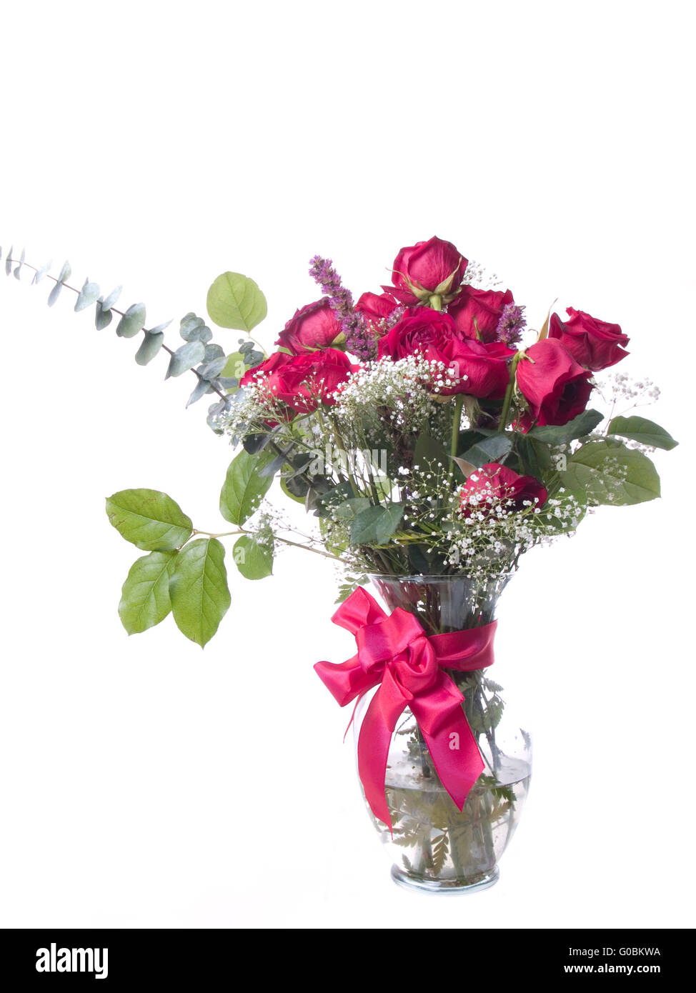 Arrangement de fleurs dans un vase avec des roses rouges Banque D'Images
