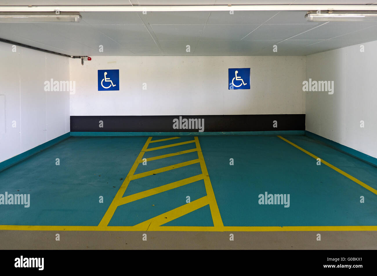 Stationnement pour les personnes handicapées à un parking couvert Banque D'Images