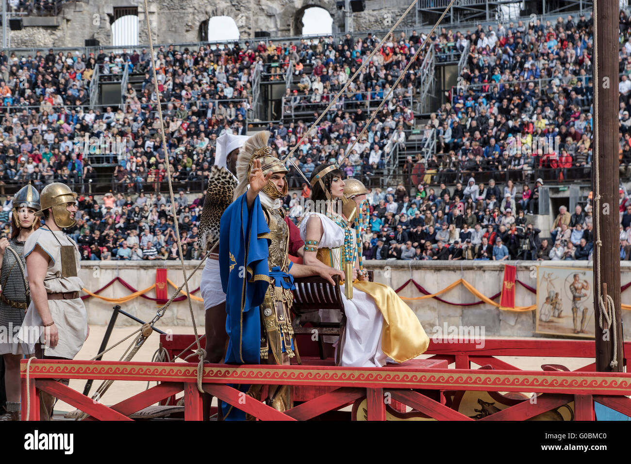 Re-enactment romain jeux en arène de Nimes un amphithéâtre romain situé dans la ville de Nîmes. Banque D'Images