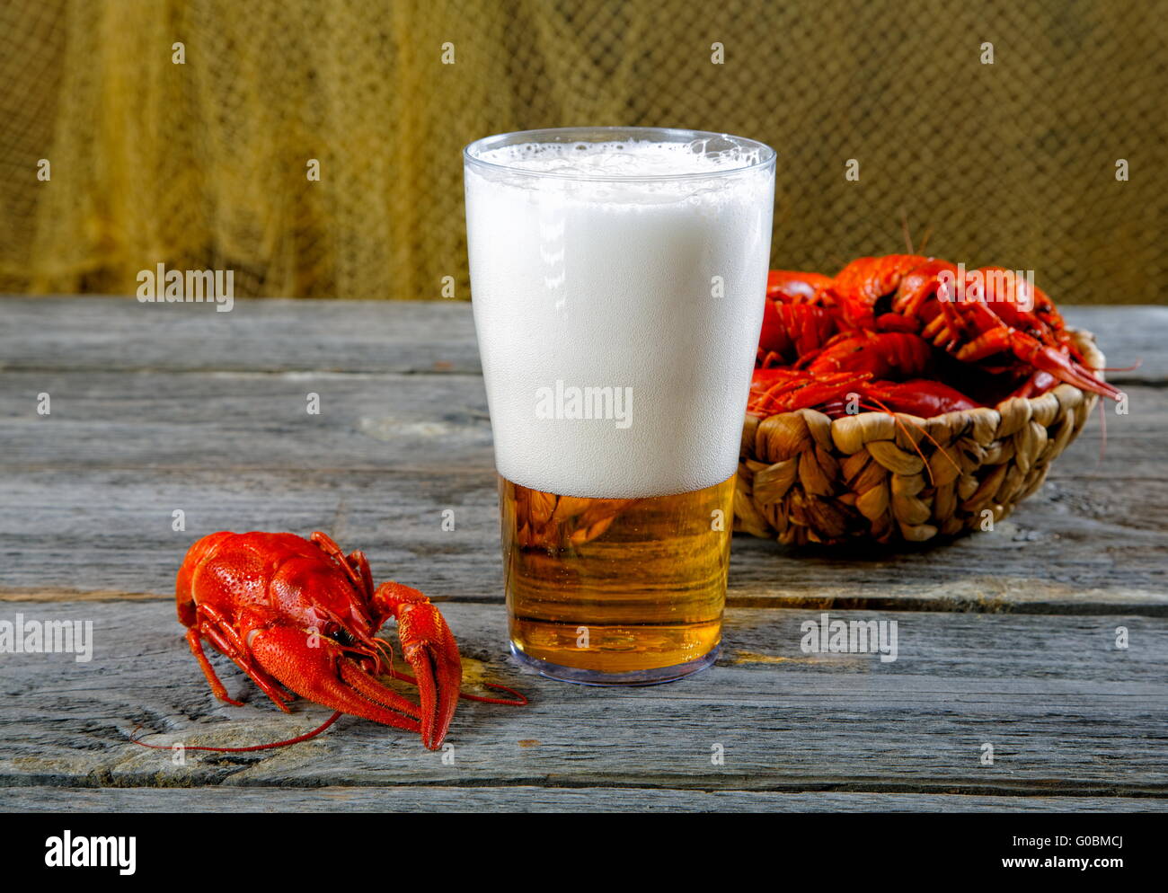 Les écrevisses bouillies savoureuses et bière sur table ancienne Banque D'Images