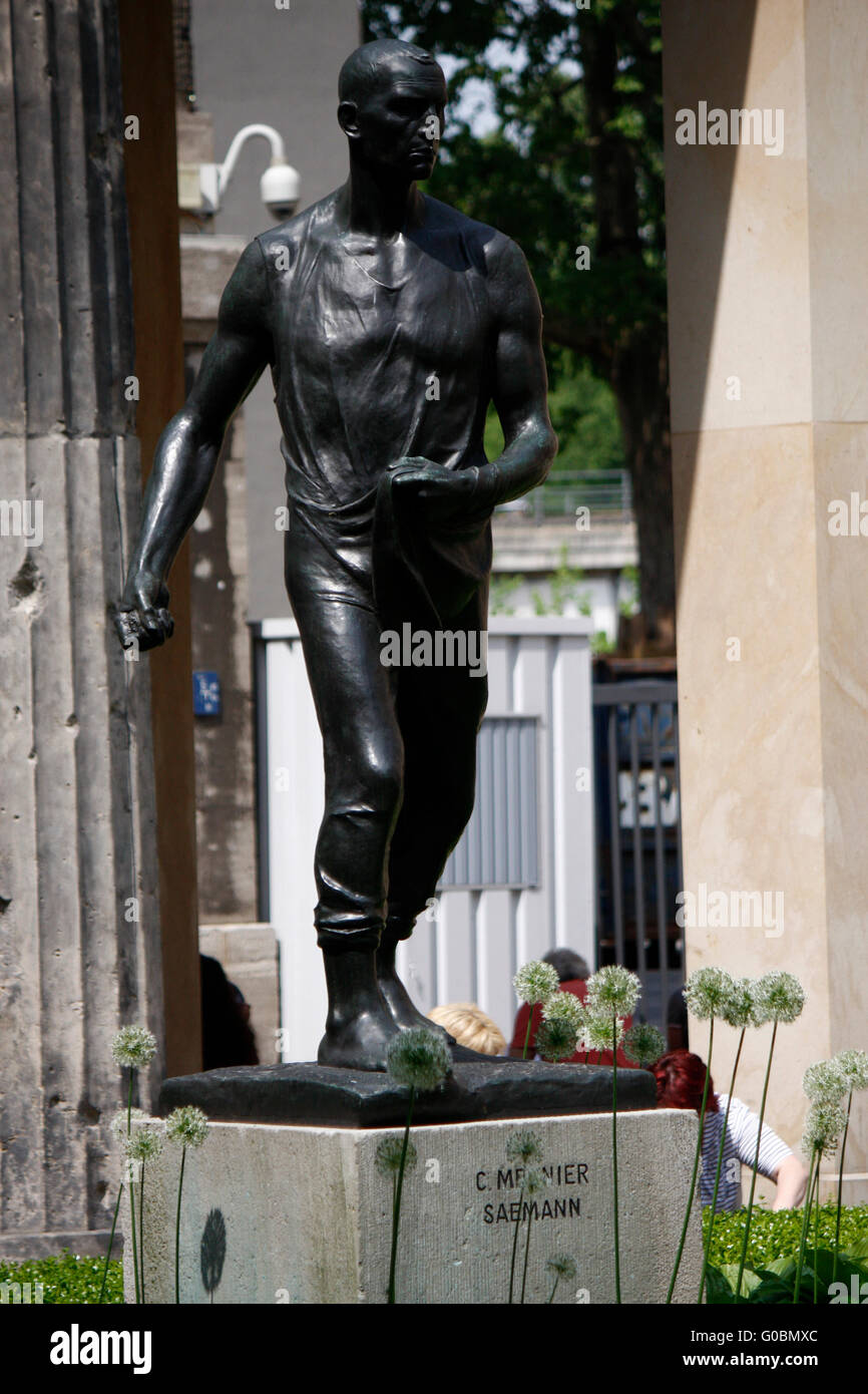 Skulptur vor der alten Nationalgalerie, Berlin-Mitte. Banque D'Images