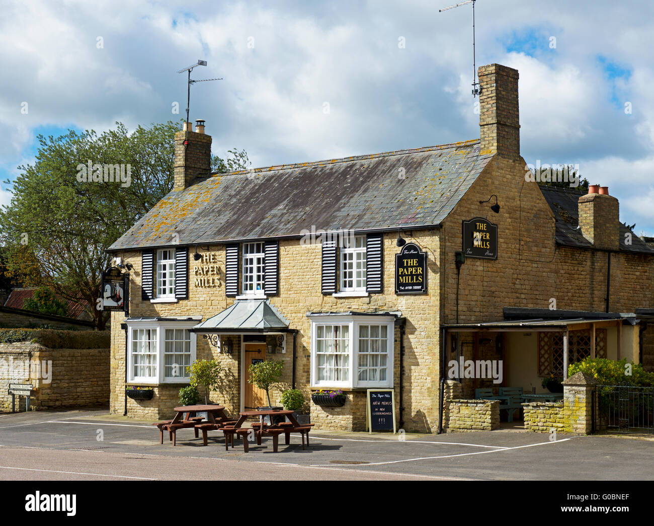 Les Papiers pub dans le village de Wansford, Cambridgeshire, Angleterre, Royaume-Uni Banque D'Images