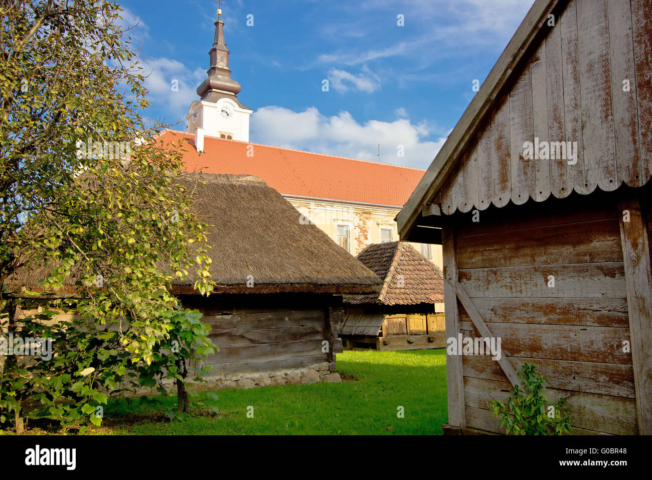 Ville de Zagreb et l'église historique cottages Banque D'Images