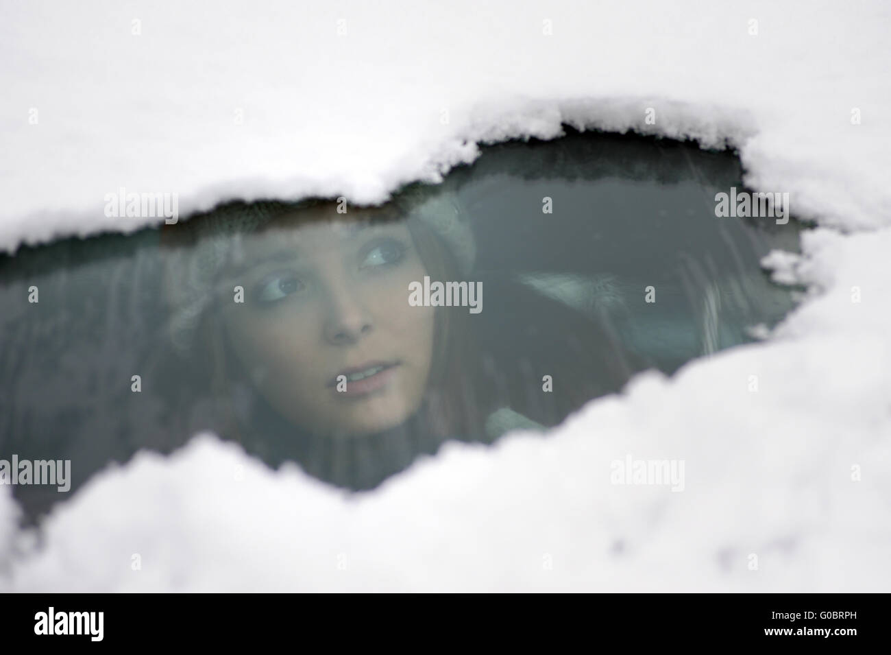 Jeune femme à la neige grâce à un bouclier avant Banque D'Images