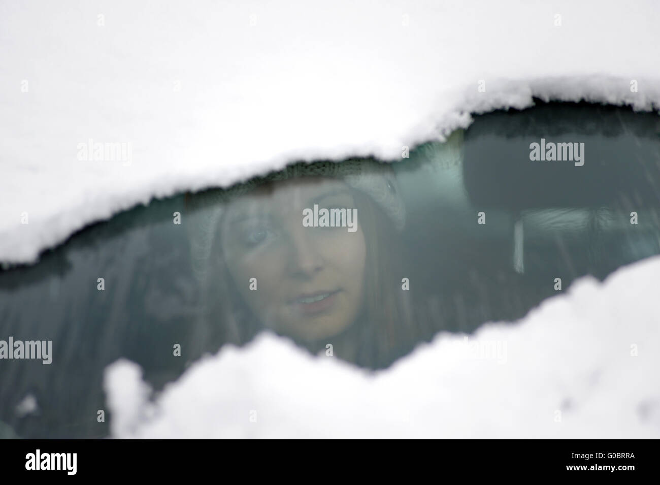 Jeune femme à la neige grâce à un bouclier avant Banque D'Images