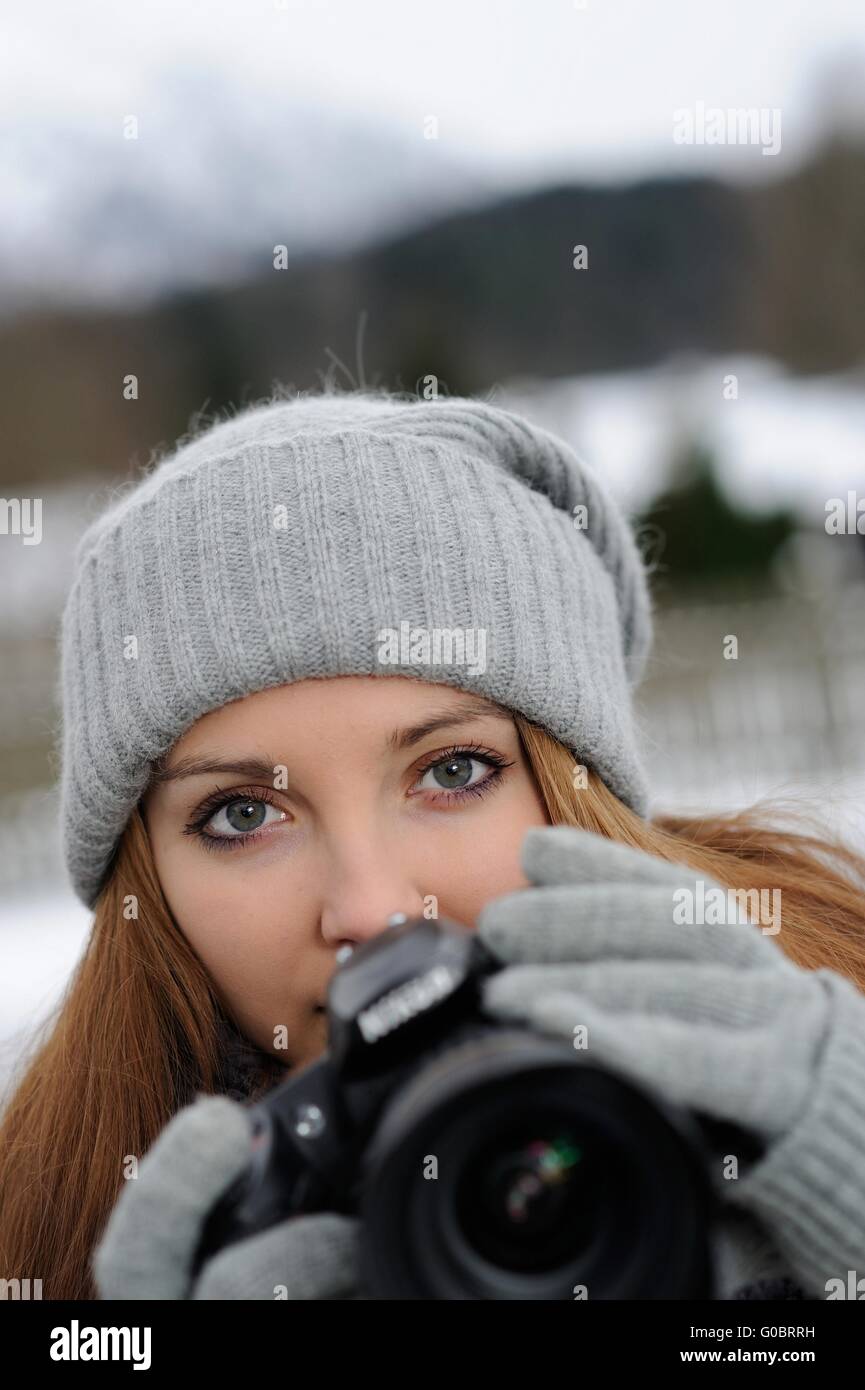 Femme avec appareil photo numérique Banque D'Images