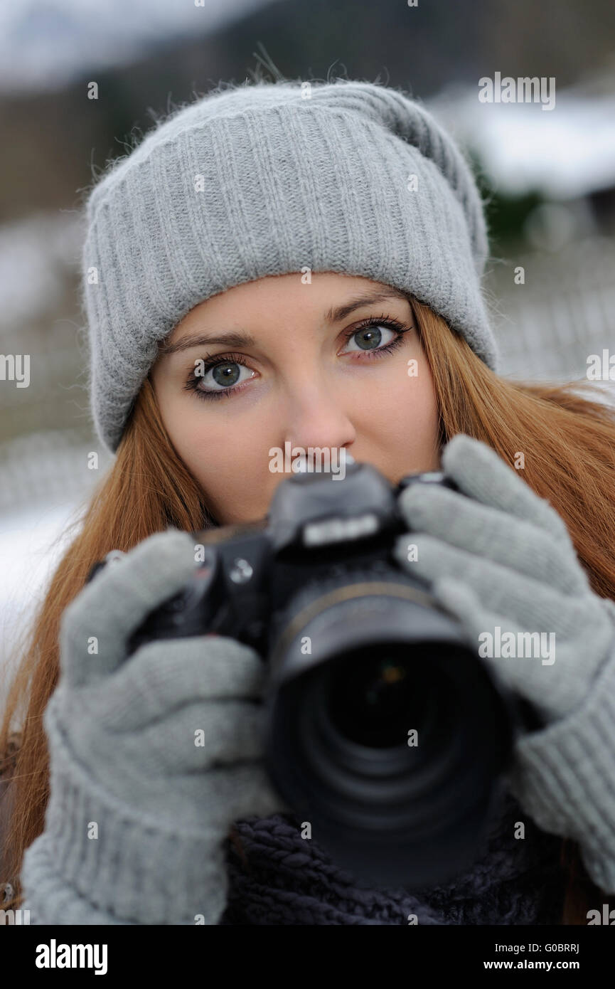 Femme avec appareil photo numérique Banque D'Images