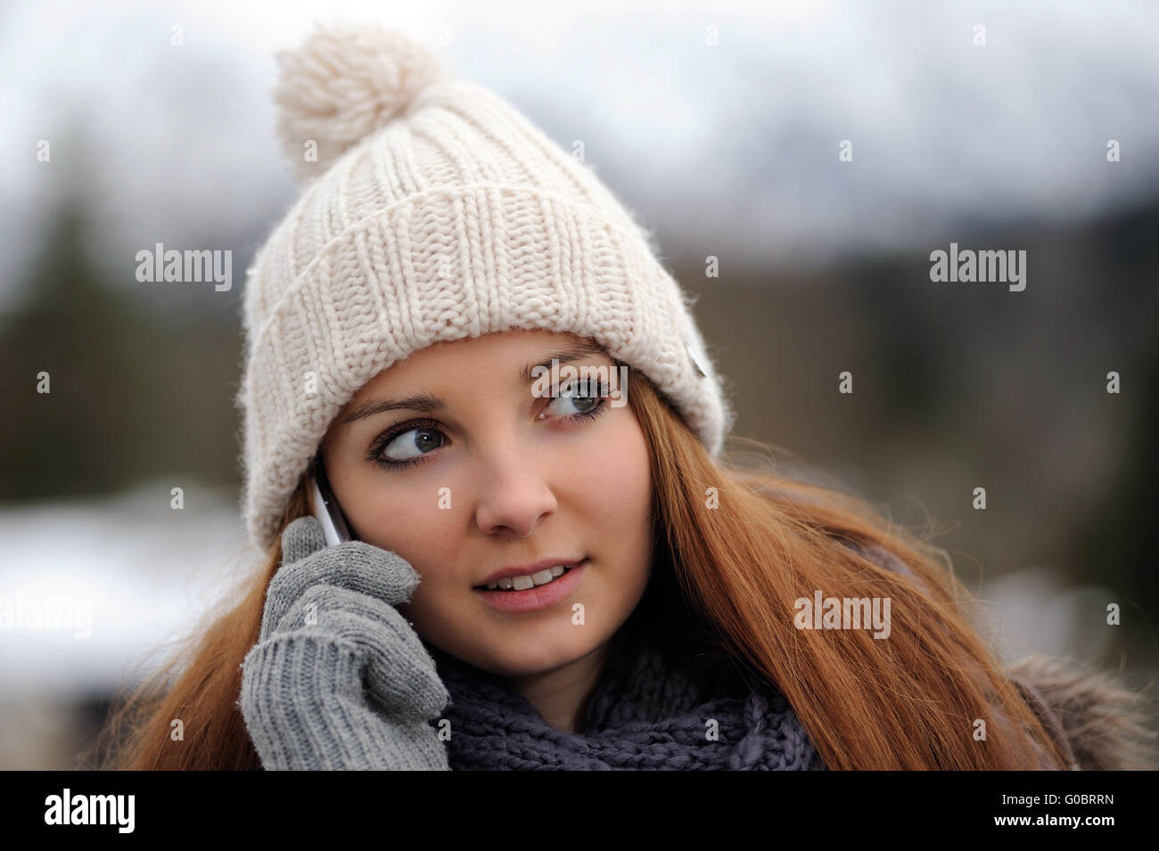 Jeune femme portant des vêtements d'hiver mobile avec Banque D'Images