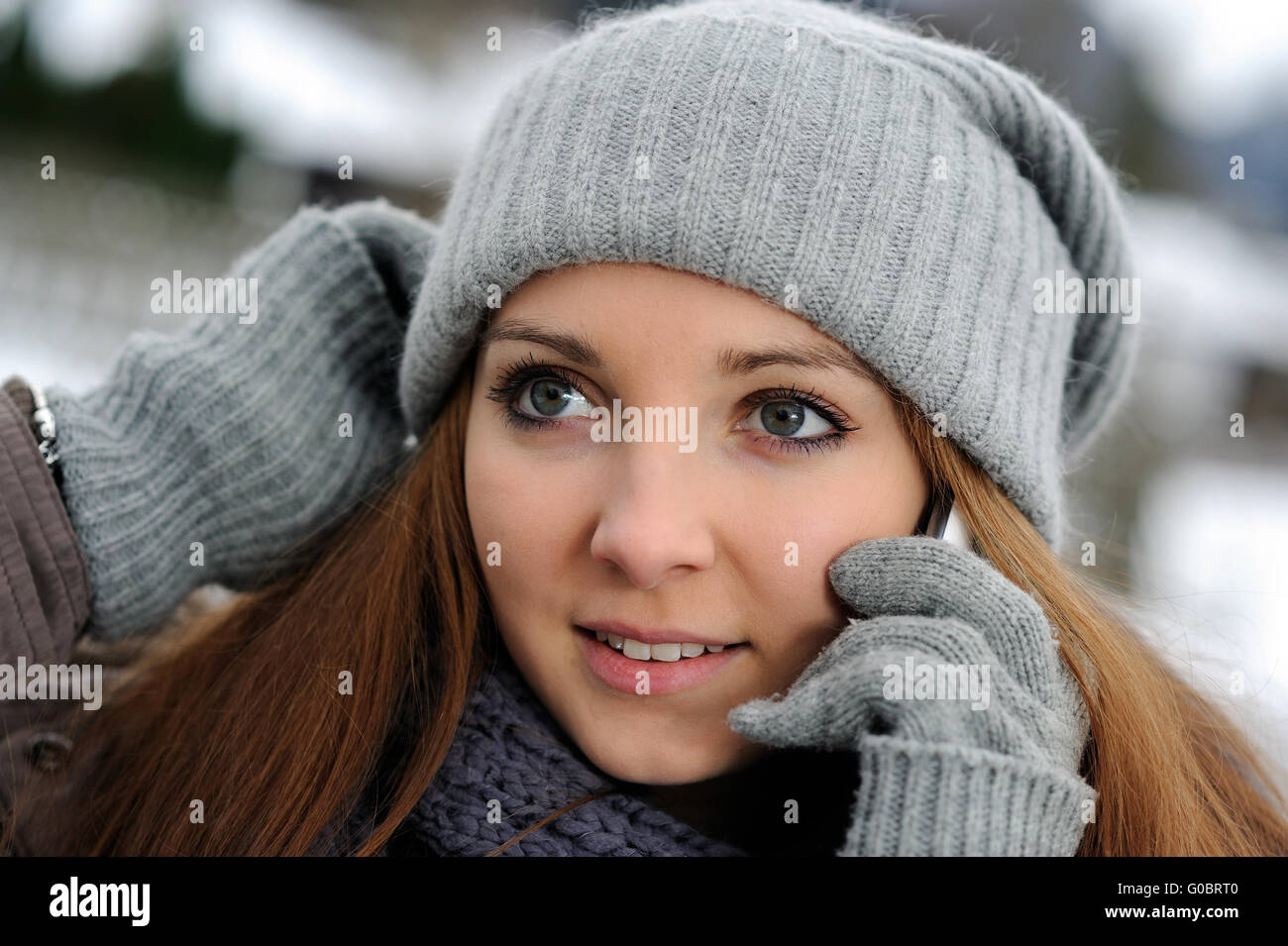 Jeune femme portant des vêtements d'hiver mobile avec Banque D'Images