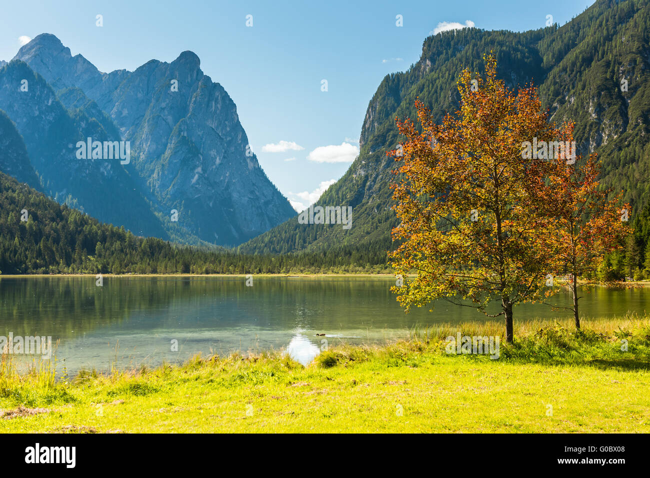 Beau lac de montagne à Dolomites Banque D'Images