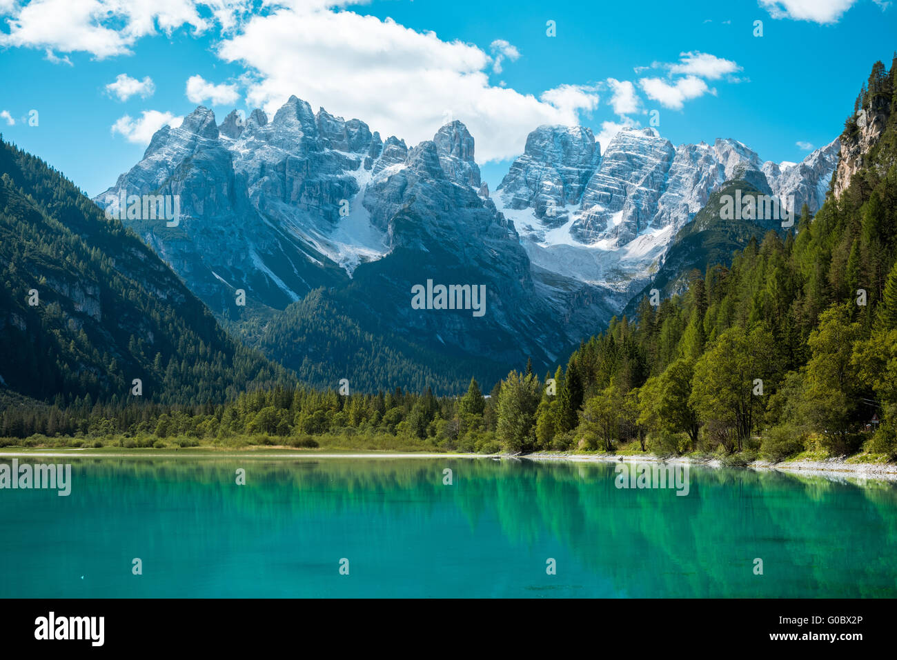 Beau lac de montagne à Dolomites Banque D'Images