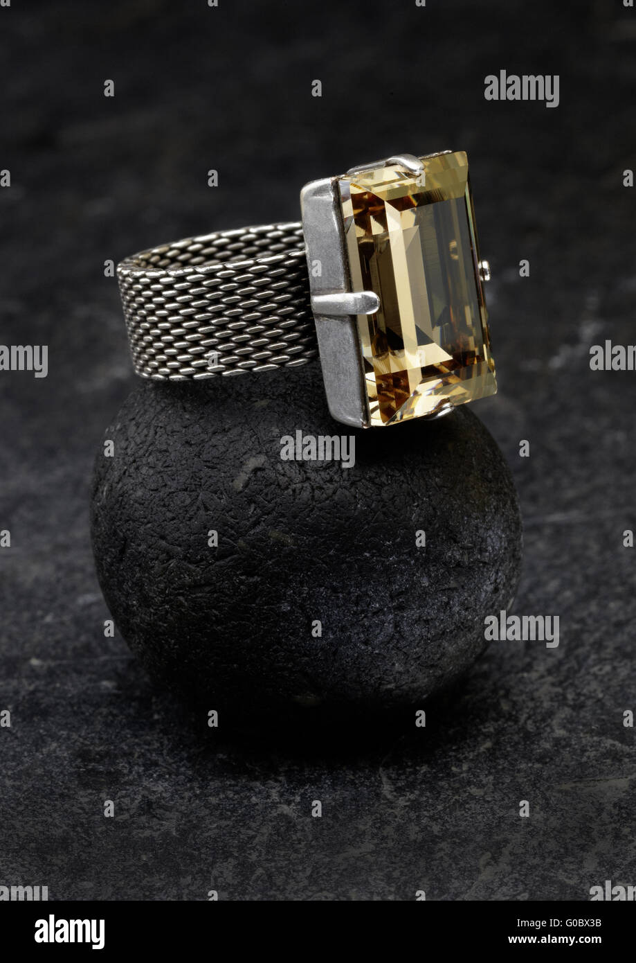 Bague argent avec citrine Banque D'Images