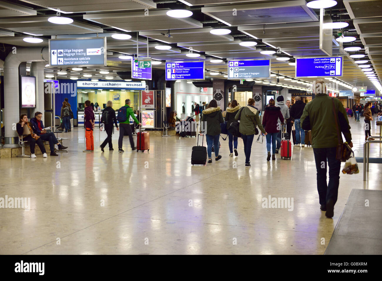 Voyage de l'aéroport, les passagers qui quittent la zone des arrivées, l' aéroport de Genève Photo Stock - Alamy