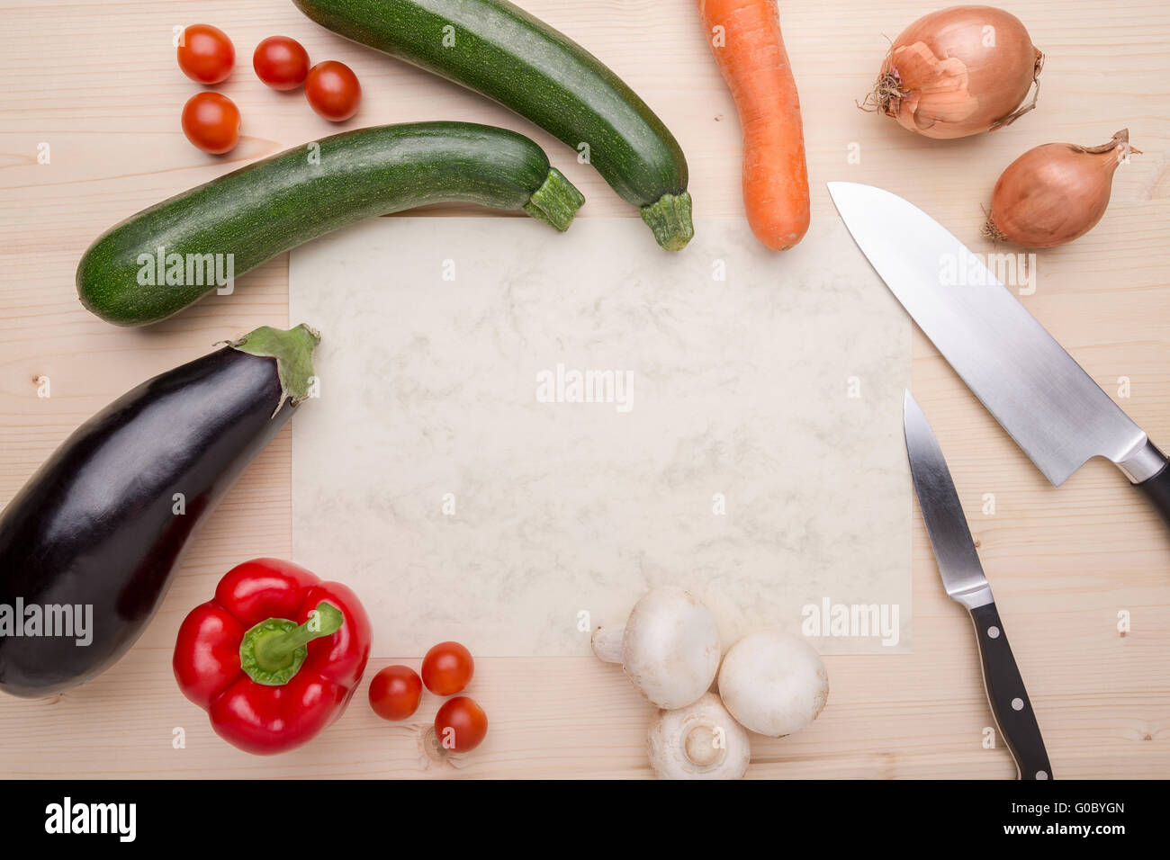 Articles de cuisine, organisés autour d'un morceau de papier Banque D'Images