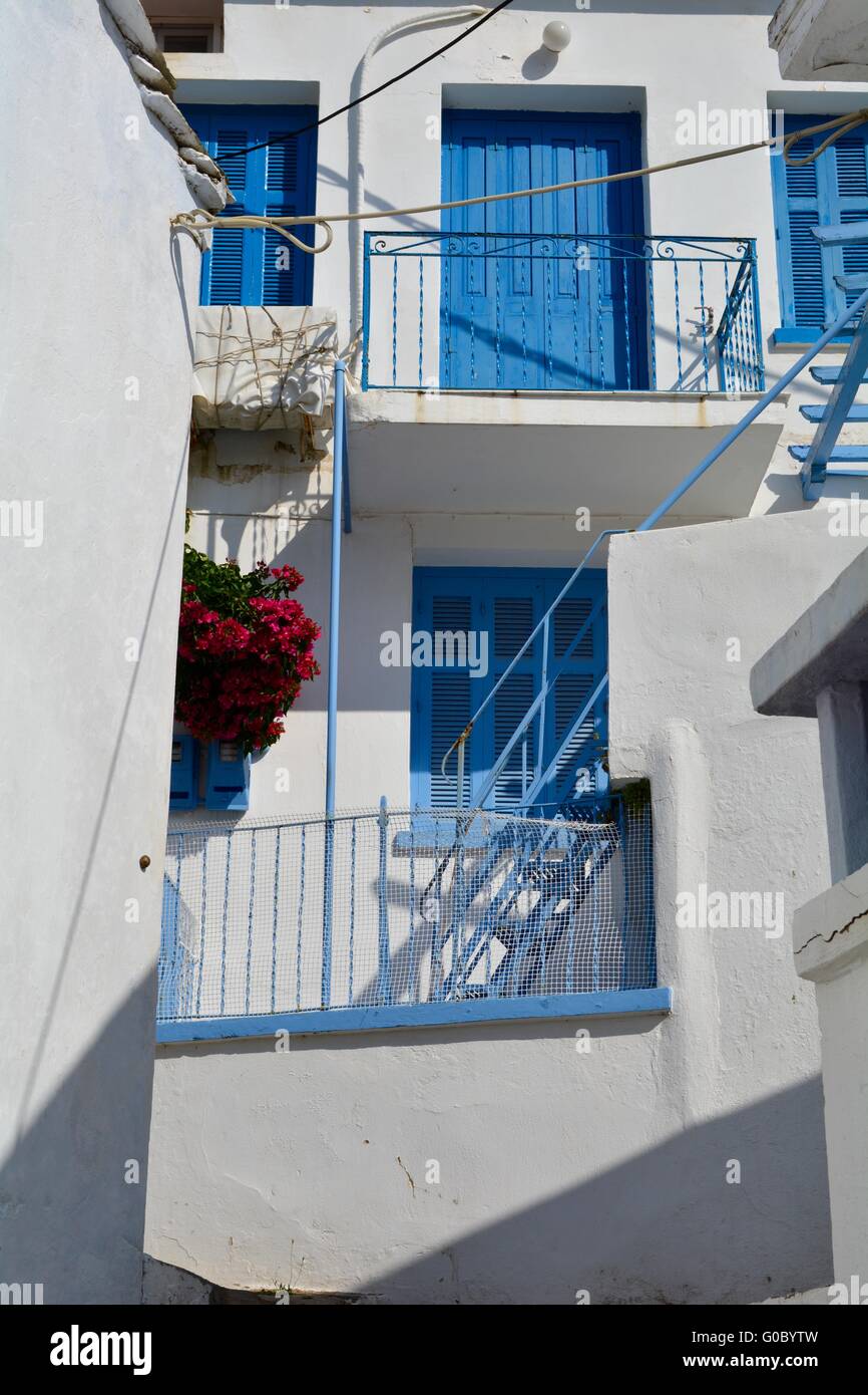 Des volets peints en bleu sur l'île grecque de Skópelos Banque D'Images