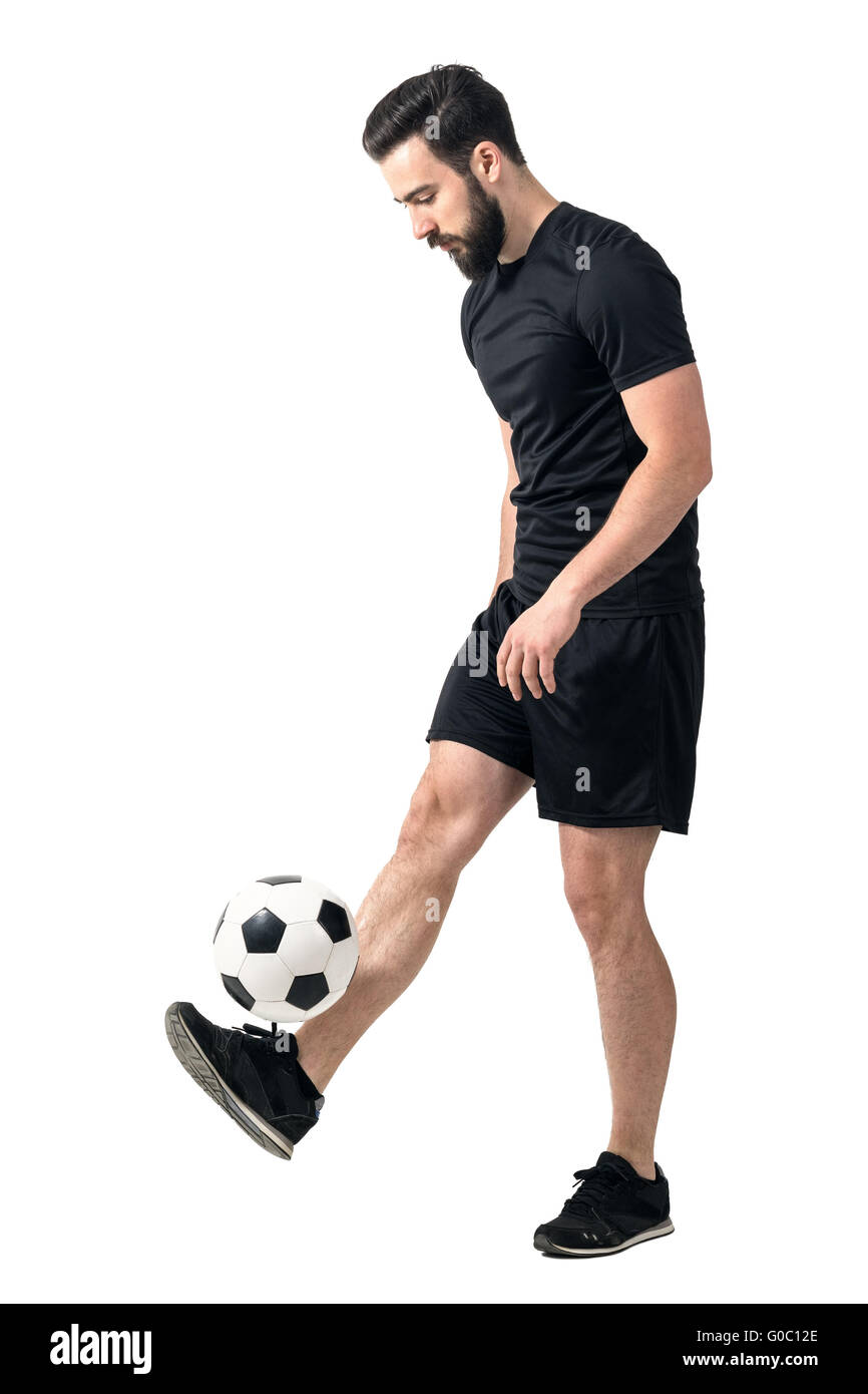 Vue latérale du joueur de soccer freestyle ou balle de jonglage avec ses  jambes. La pleine longueur du corps portrait isolated on white Photo Stock  - Alamy
