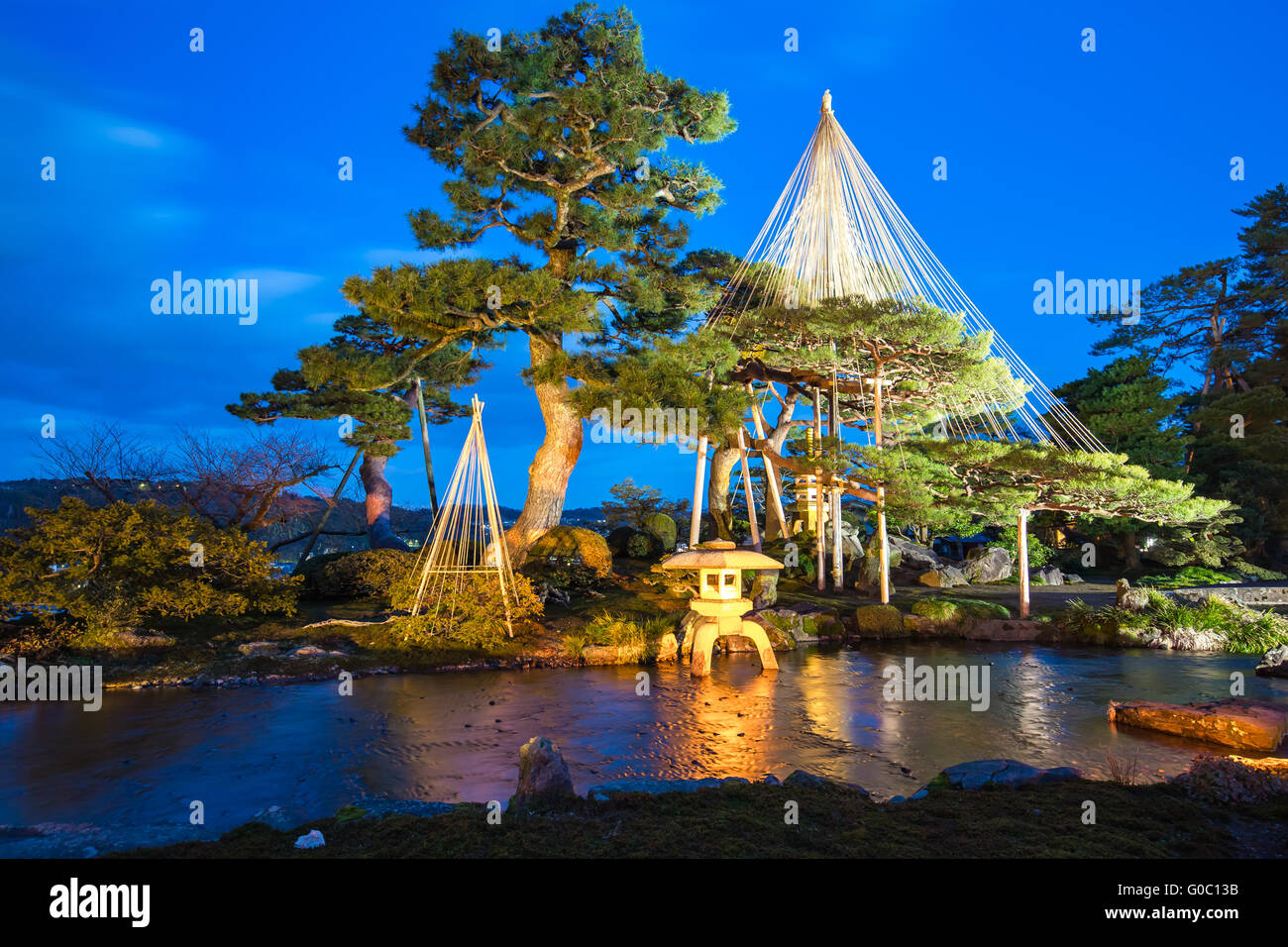 Nuit au jardin Kenroku-en à Kanazawa, Japon. Banque D'Images