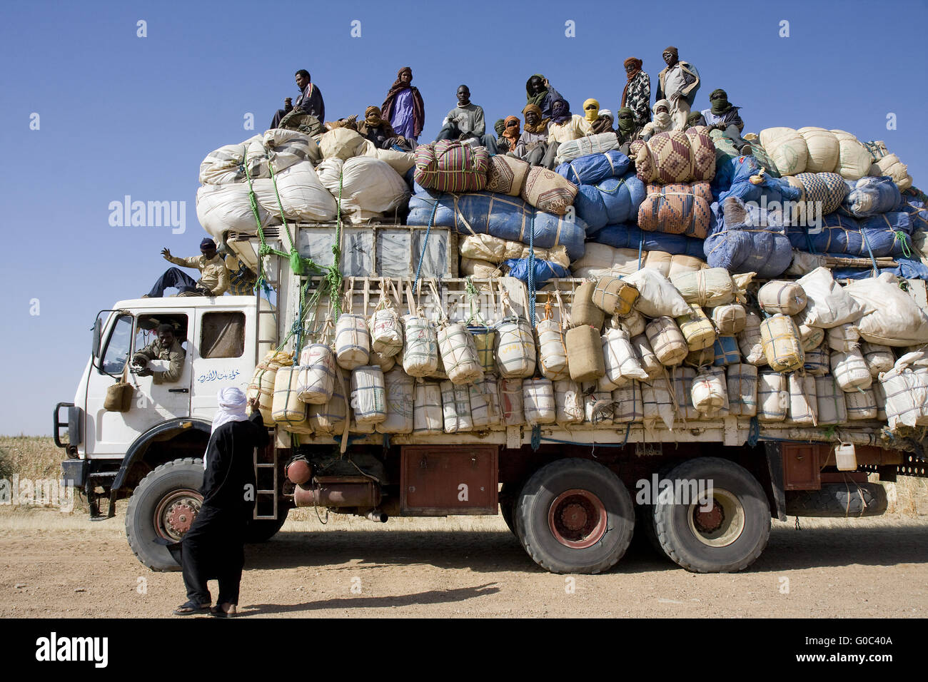 Chariot entièrement chargé. Les émigrants de retour de Libye Banque D'Images