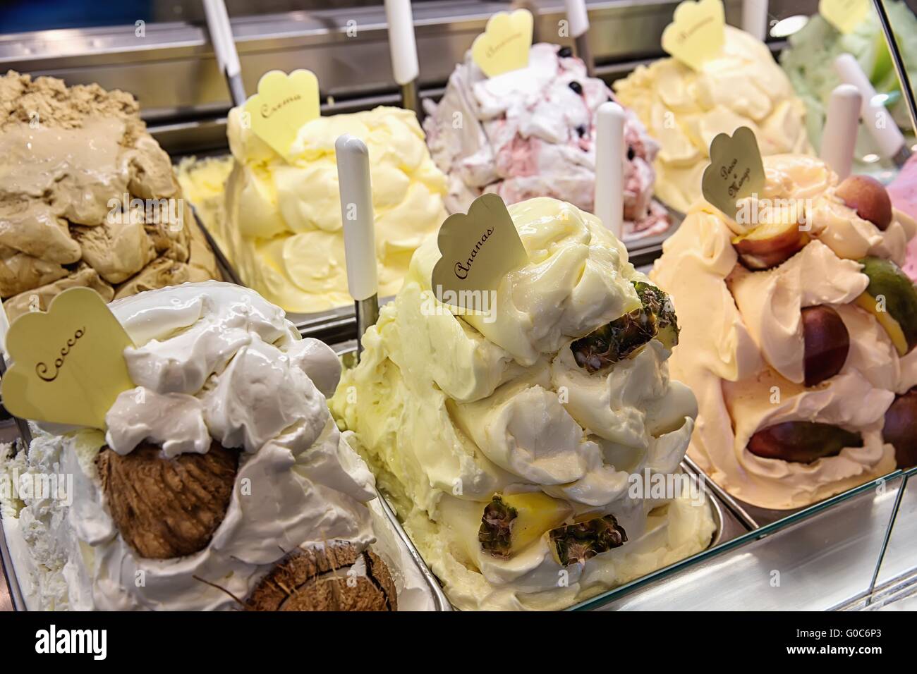 Variété de délicieuses glaces sous fenêtre de magasinage Banque D'Images