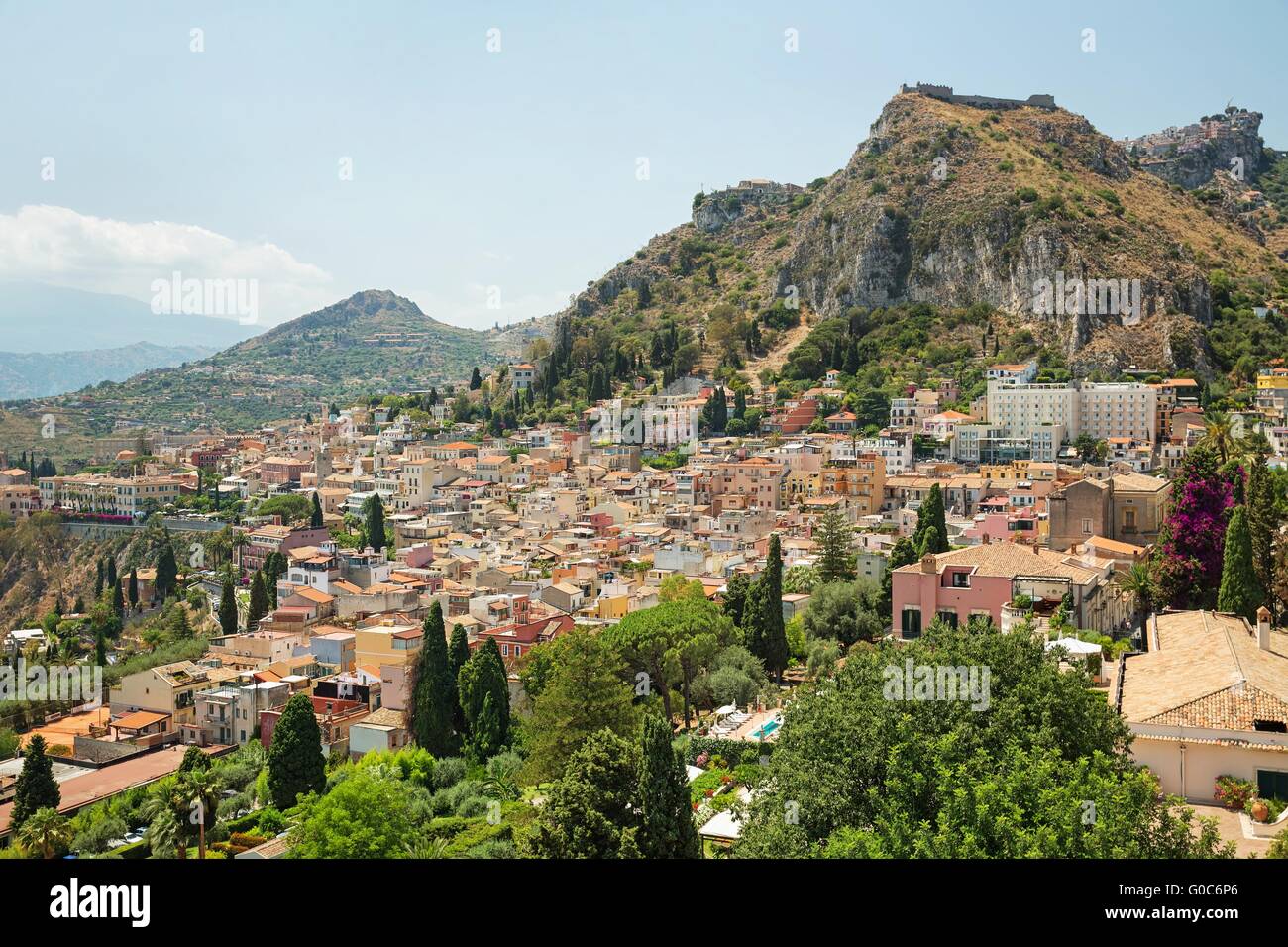 Vue d'une des plus belles villes de Sicile - Taormina Banque D'Images