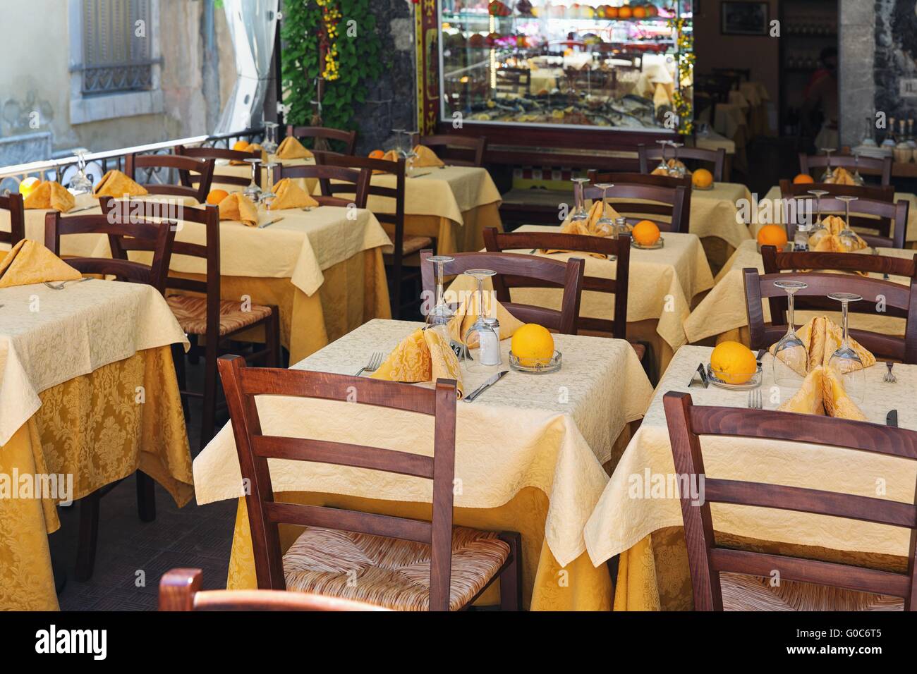 Rue d'un café terrasse avec tables et chaises Sicile Banque D'Images