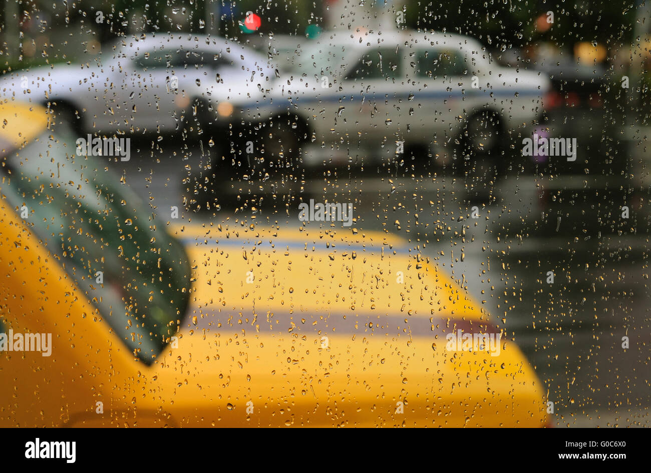 Taxi parking lot prises par le biais de gouttes de pluie sur la fenêtre Banque D'Images