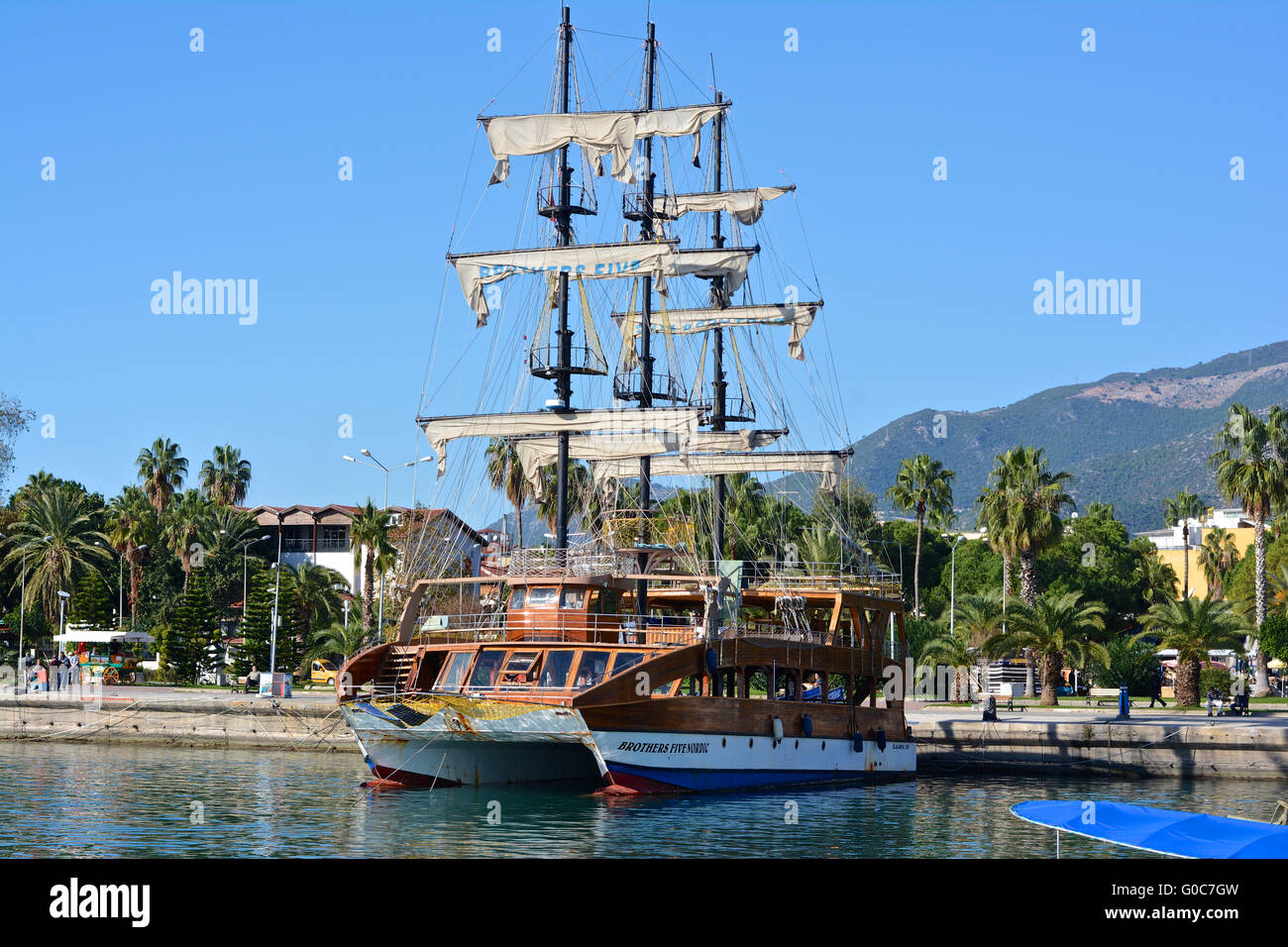 Port d'Alanya Turquie avec bateau à voile Banque D'Images