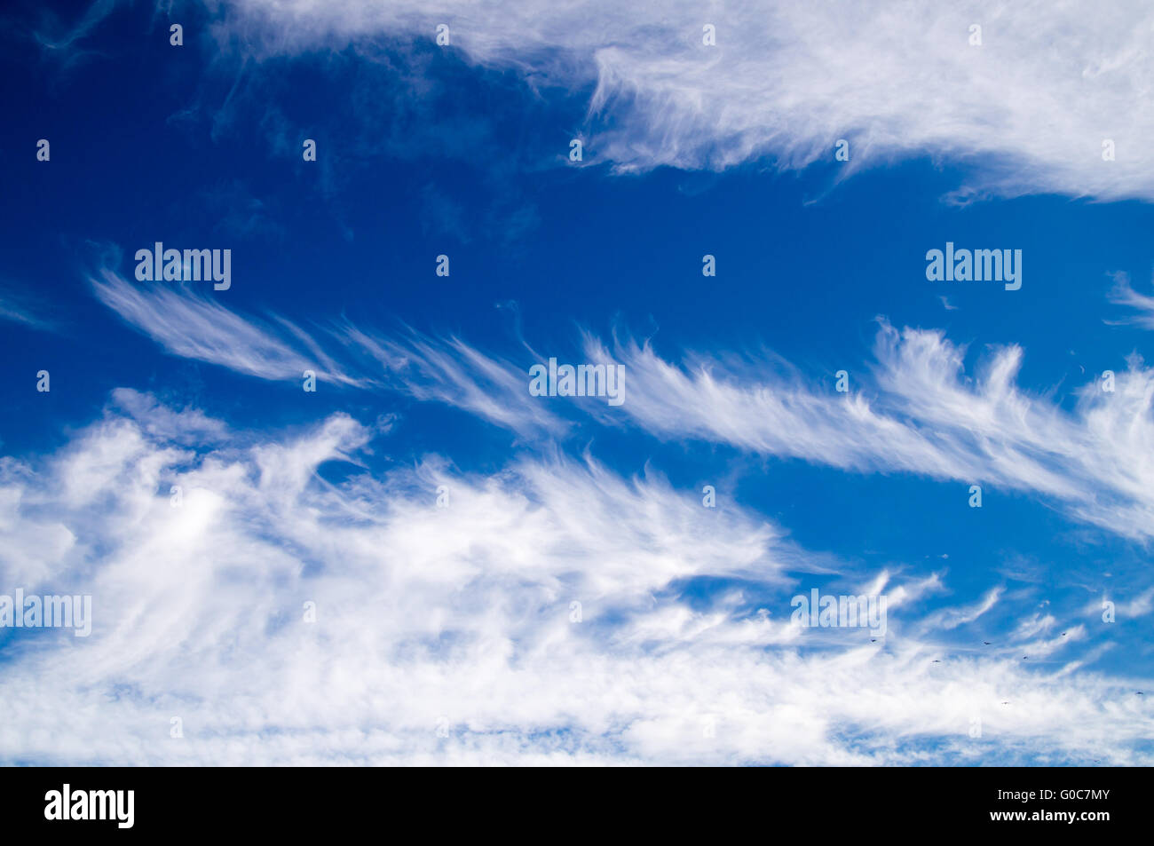 Navigation à travers les nuages le ciel bleu Banque D'Images