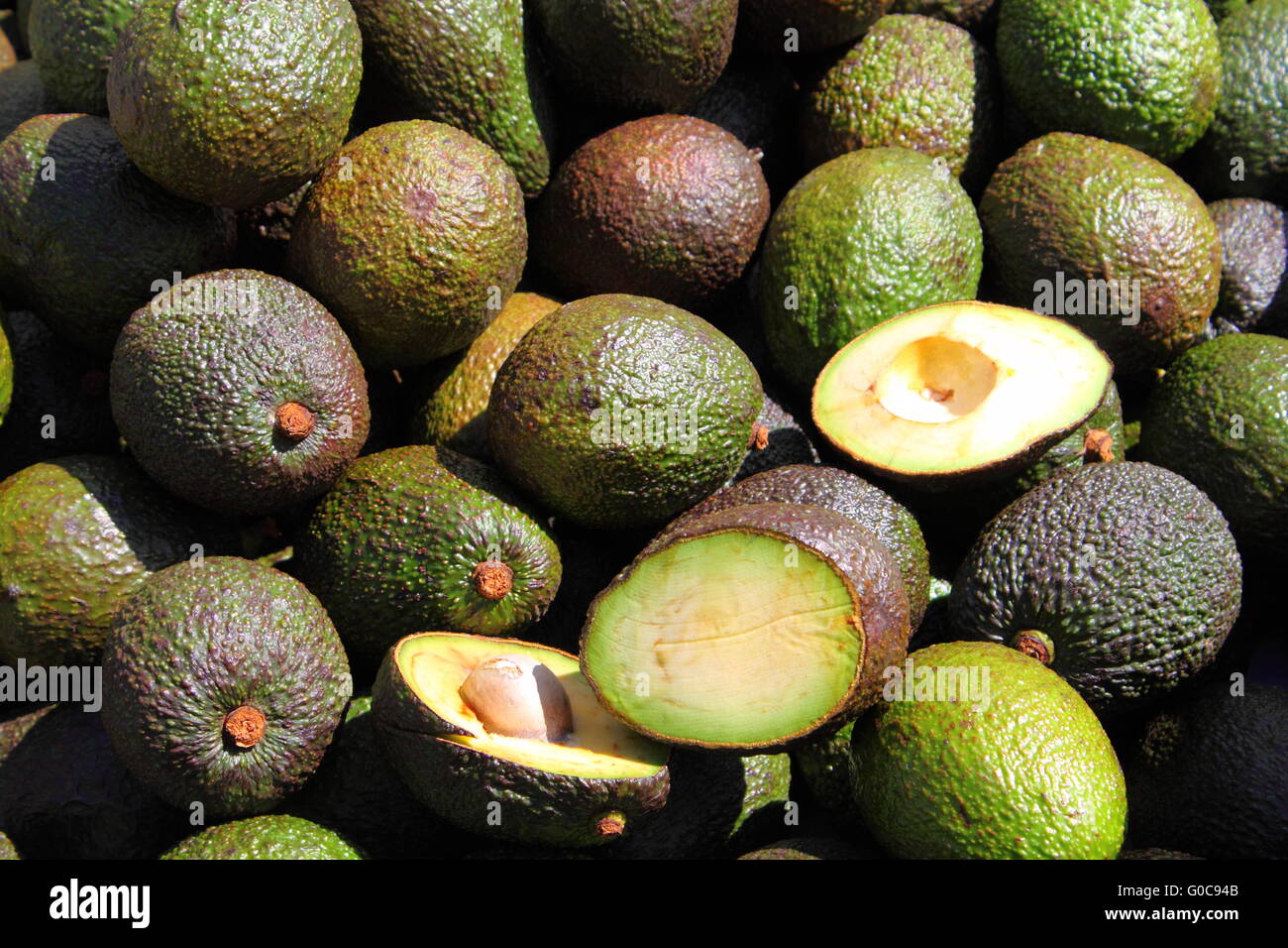 Les avocats poires empilées dans une échoppe de marché Banque D'Images