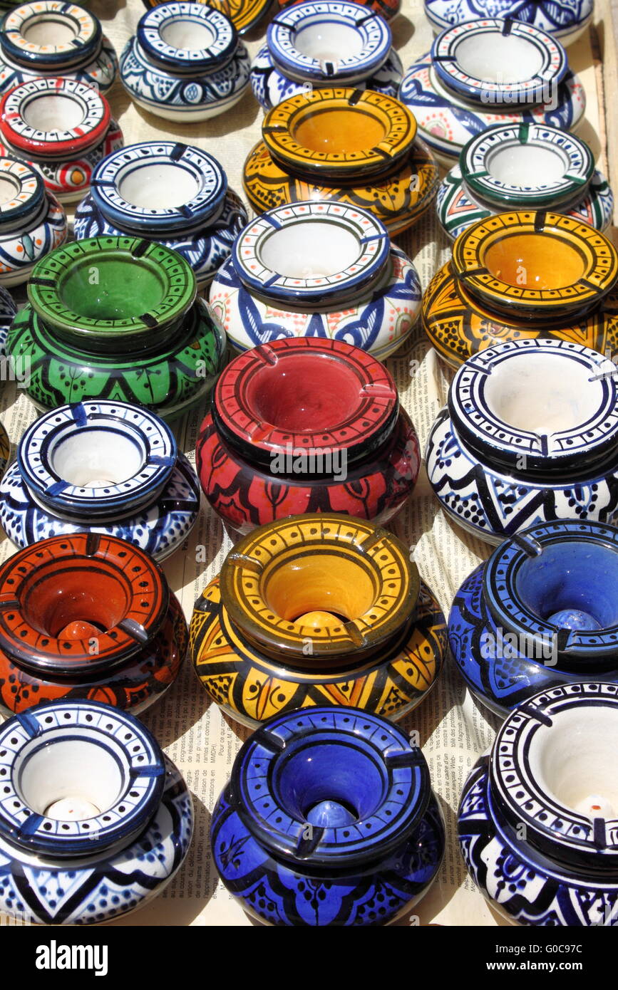 Cendriers colorés traditionnels à Marrakech Banque D'Images