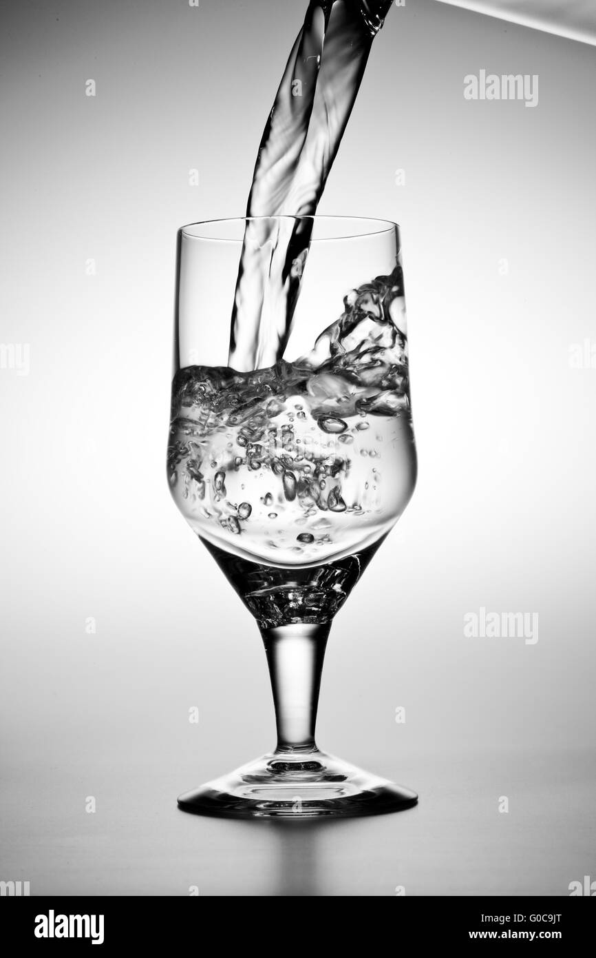On verse de l'eau dans un verre Banque D'Images