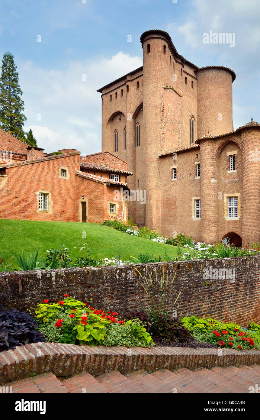 Château en briques rouges (Palais de la Berbie) et jardin d'Albi dans le sud de la France, région Midi Pyrénées, Tarn Banque D'Images