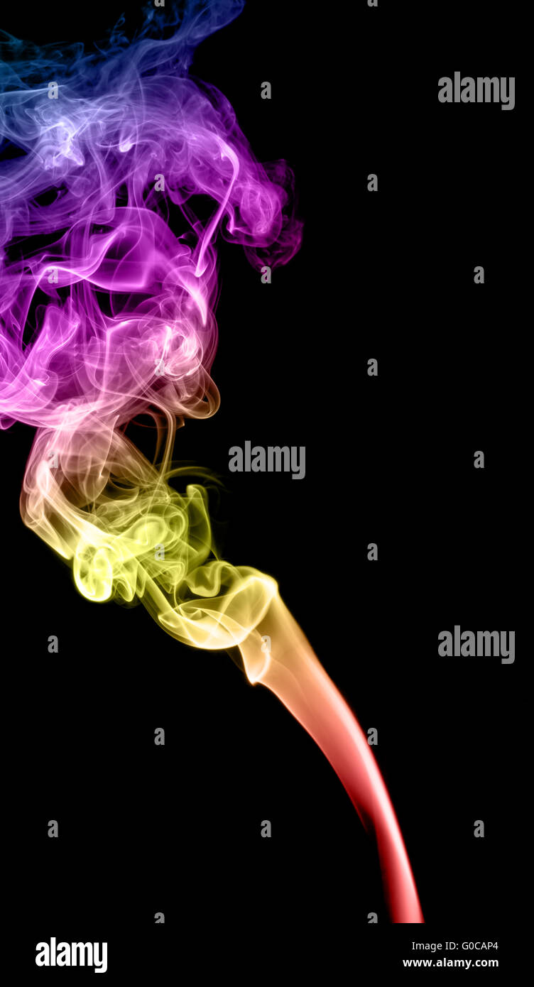Résumé La fumée multicolore sur fond sombre Banque D'Images