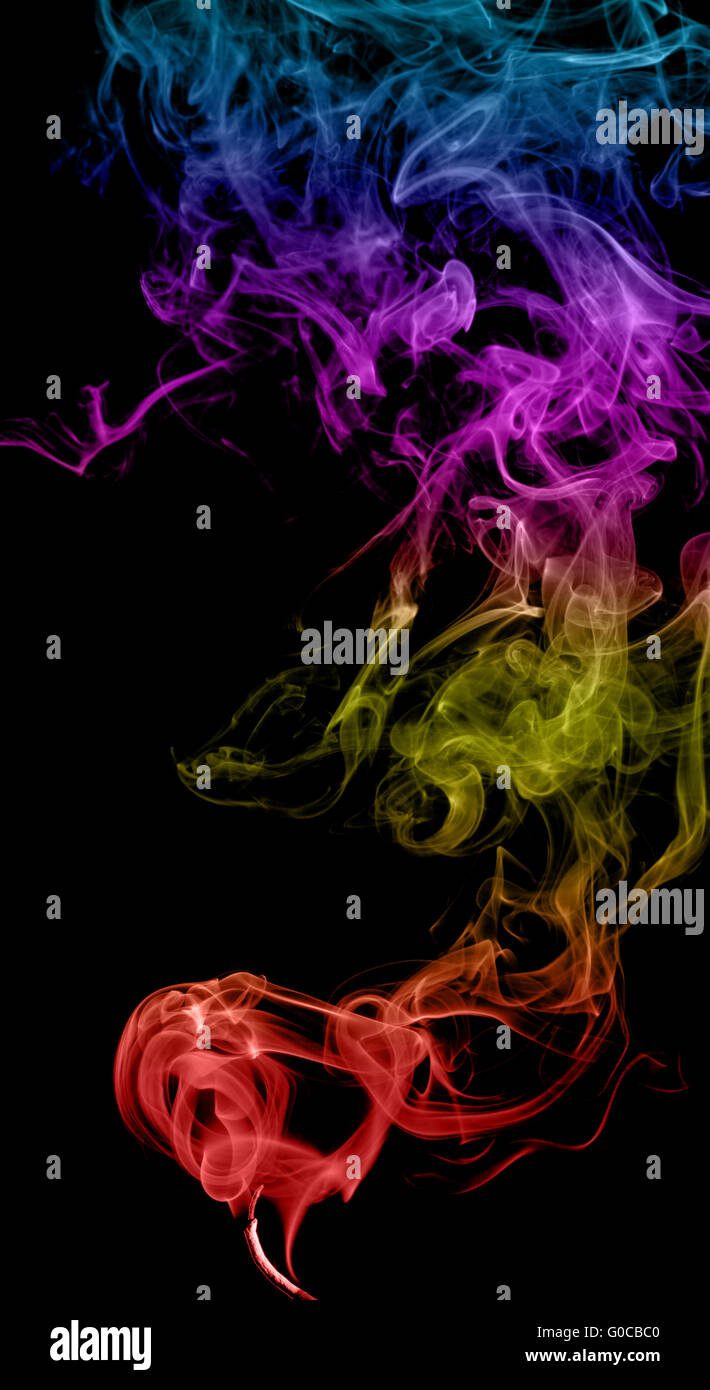 Résumé La fumée multicolore sur fond sombre Banque D'Images