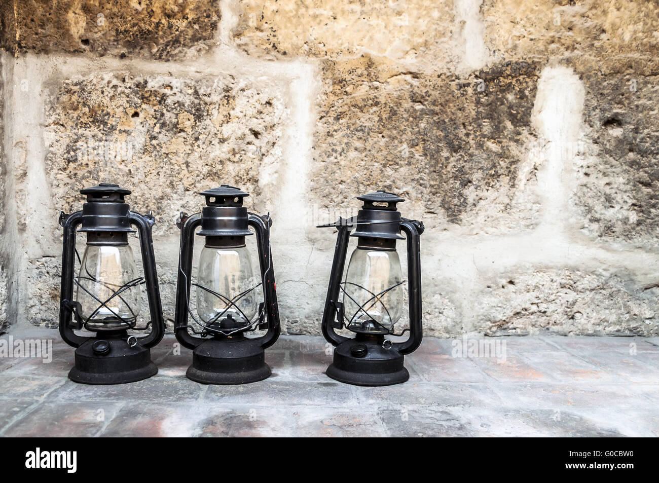 Trois vieilles lanternes au monastère de Santa Catalina Banque D'Images
